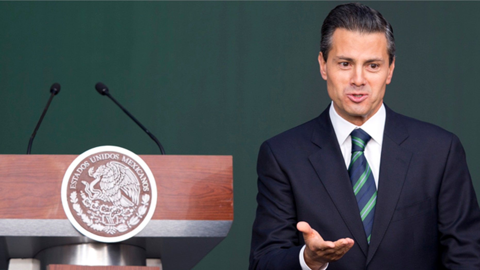 El presidente Enrique Peña Nieto anuncia un plan de justicia en un intento por responder a la indignación tras la desaparición de 43 estudiantes en el sur de México, que puso en evidencia la corrupción e impunidad de las autoridades vinculadas a la delincuencia, en la Ciudad de México, el jueves 27 de noviembre de 2014. (Foto AP/Eduardo Verdugo)