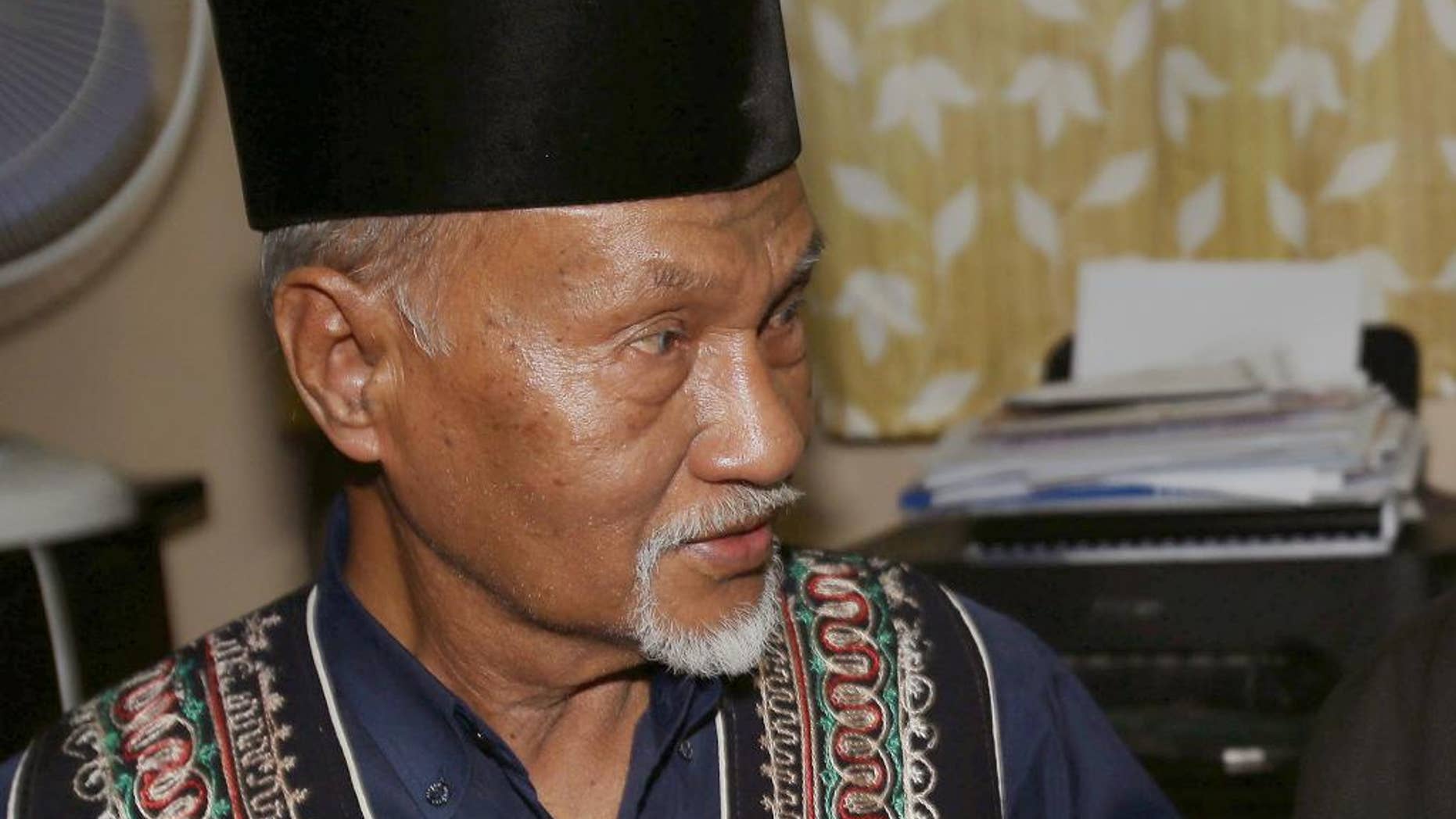 FILE - In this March 10, 2013 file photo, Sultan Esmail Kiram II talks with his brother Sultan of Sulu Jamalul Kiram III as they pose for photographers at his residence in Taguig, south of Manila, Philippines. The leader of a sultanate in the southern Philippines that staged a 2013 invasion of a bustling Malaysian state and sparked a deadly security crisis has died of kidney failure, his family and followers said Sunday, Sept. 20, 2015. Sultan Esmail Kiram II died at age 76 late Saturday at a hospital in southern Zamboanga city. (AP Photo/Aaron Favila, File)