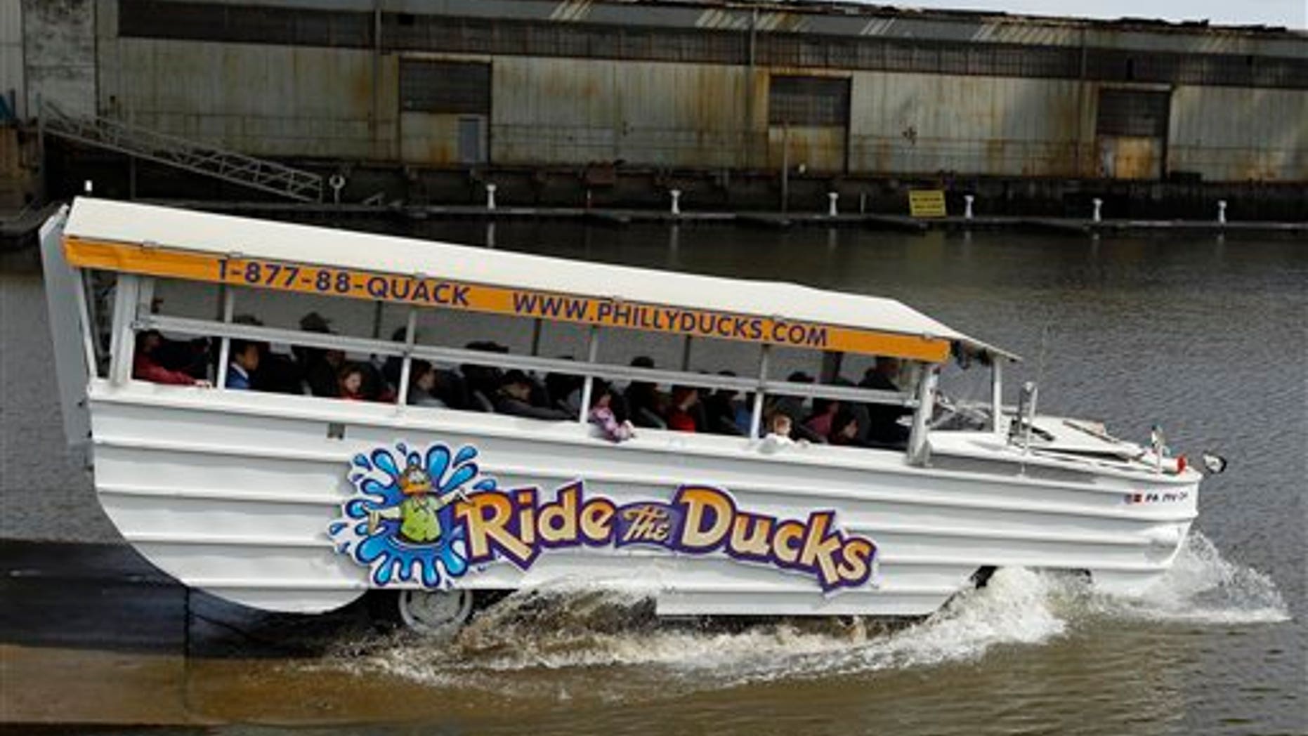 Philly duck boat tours resume after fatal crash | Fox News