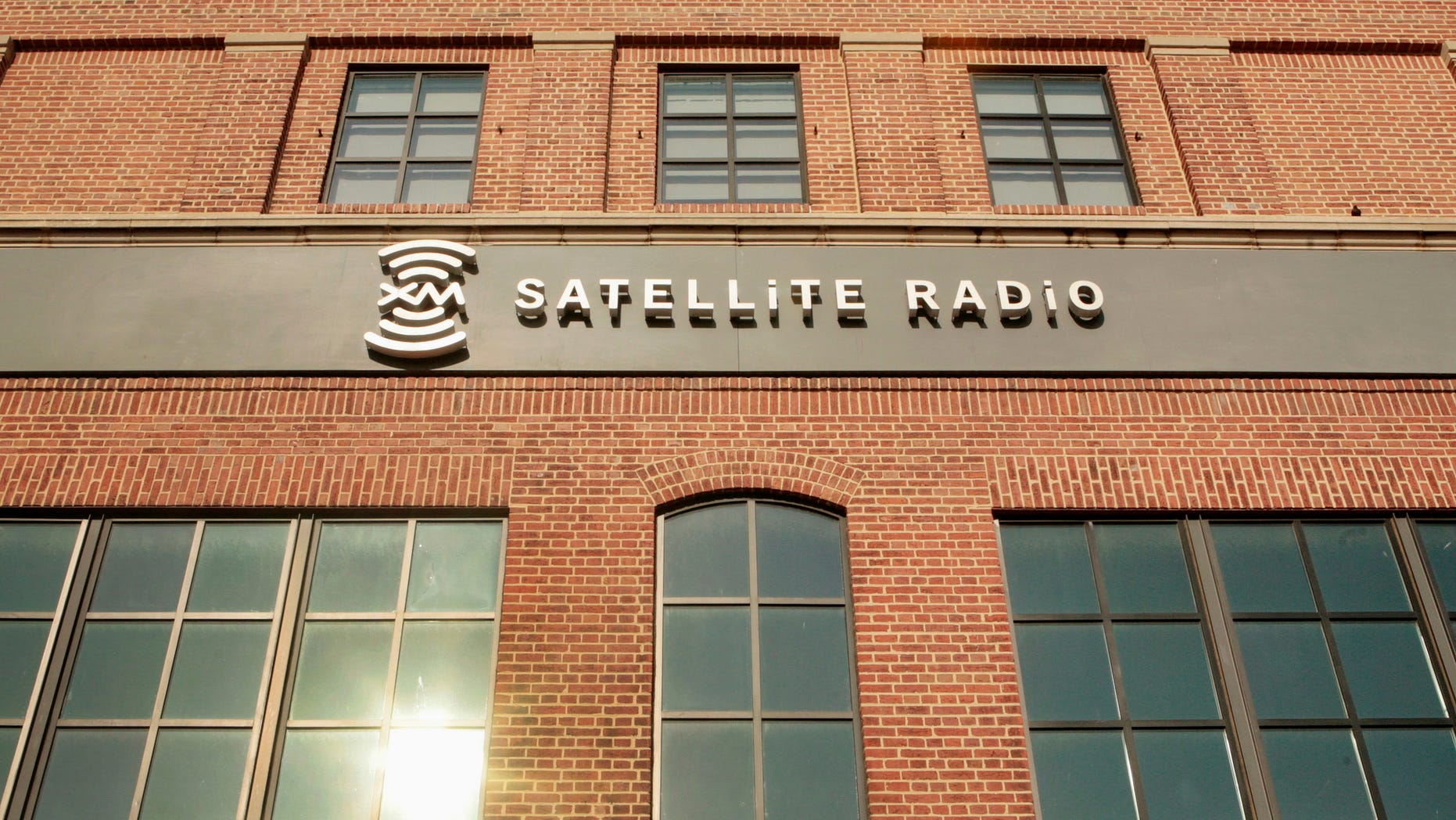 A view of the XM Satellite Radio building after the U.S. Justice Department approved that Sirius Satellite Radio's $4.59 billion purchase of rival XM Satellite Radio would be given antitrust clearance in Washington, March 25, 2008. REUTERS/Larry Downing (UNITED STATES) - RTR1YQJQ