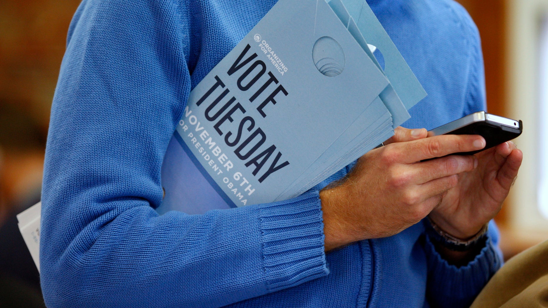 A volunteer for U.S. President Barack Obama holds a stack of campaign literature before heading out to canvass at the Obama for America New Hampshire Office in Portsmouth, New Hampshire November 3, 2012. REUTERS/Jessica Rinaldi (UNITED STATES - Tags: POLITICS ELECTIONS USA PRESIDENTIAL ELECTION) - RTR39Y6X