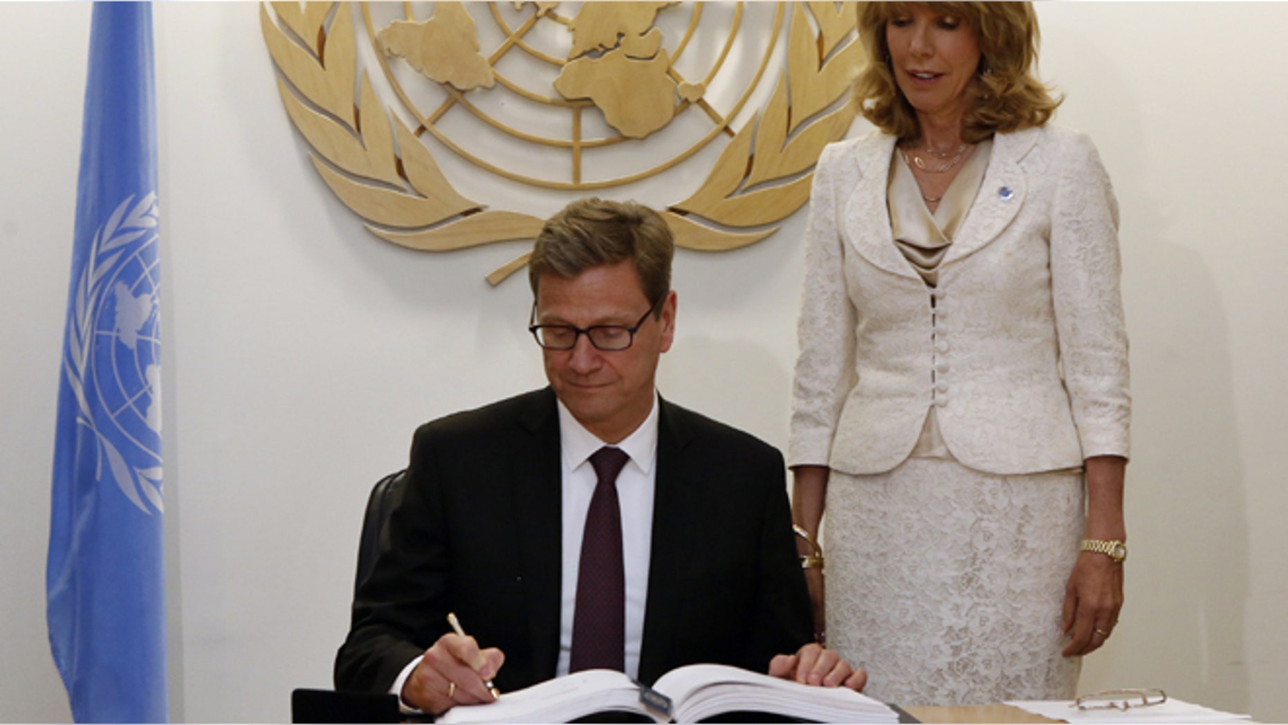 German Foreign Minister Guido Westerwelle signs the United Nations Arms Trade Treaty at the United Nations headquarters in New York, June 3, 2013. (REUTERS)