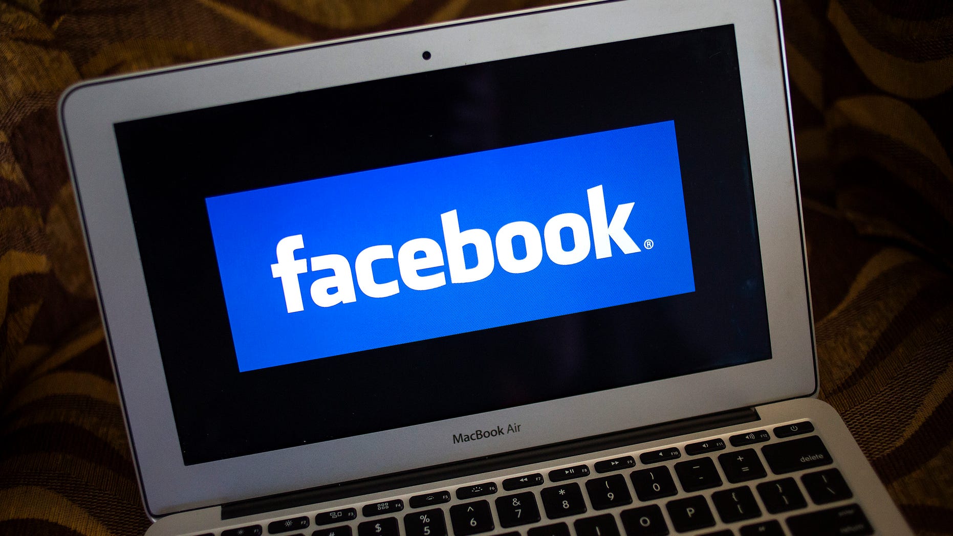 A portrait of the Facebook logo in Ventura, California December 21, 2013. REUTERS/Eric Thayer (UNITED STATES - Tags: BUSINESS LOGO) - RTX17GX9