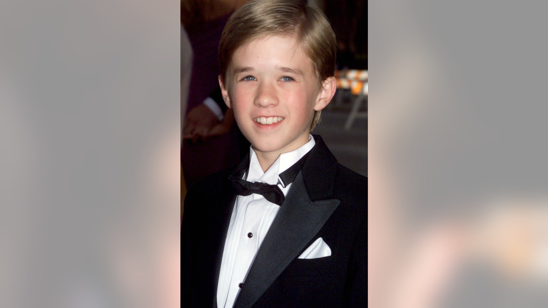 Haley Joel Osment, star of the drama film " The Sixth Sense" arrives for the 26th annual People's Choice Awards January 9, 2000 in Pasadena.