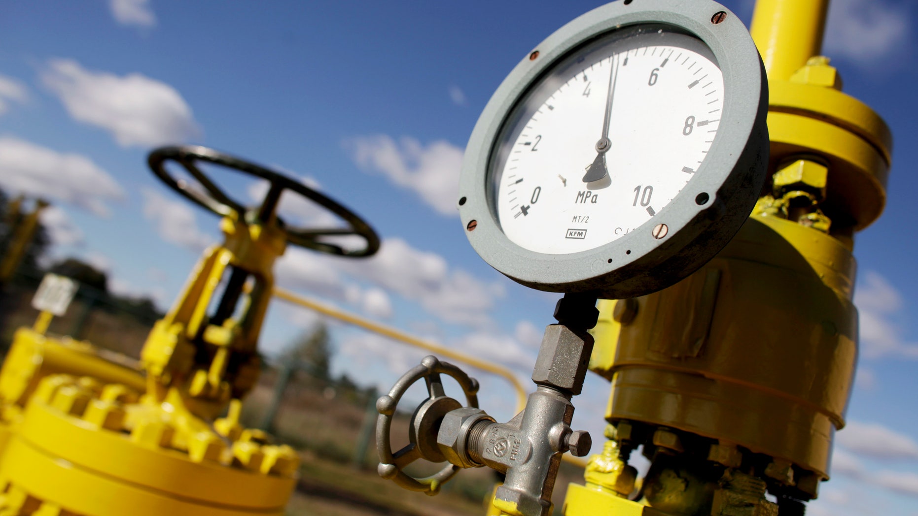 A pressure gauge is pictured at a Gaz-System gas compressor station in Rembelszczyzna outside Warsaw October 13, 2010. Polish and Russian negotiators will meet again on Sunday in Moscow for talks aimed at securing full gas supplies for Poland. REUTERS/Kacper Pempel (POLAND - Tags: ENERGY POLITICS)