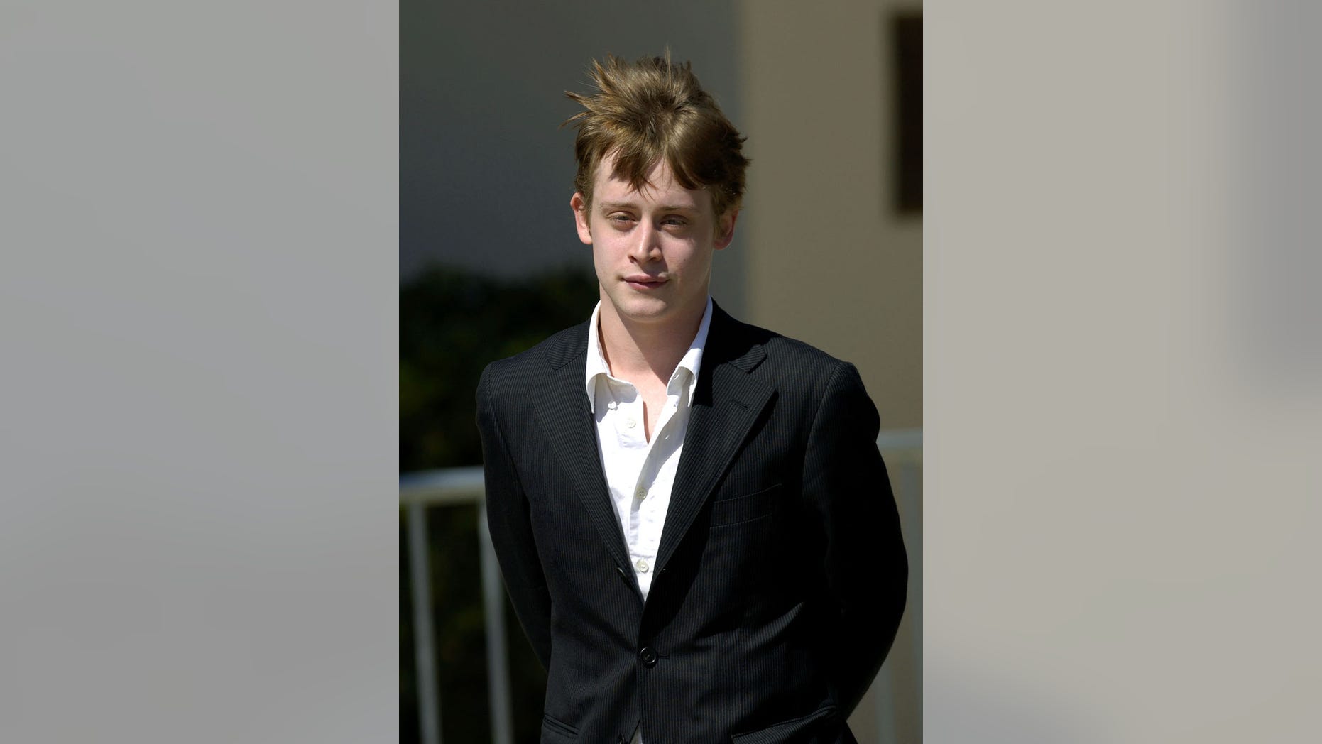 Actor Macaulay Culkin leaves the Santa Barbara county courthouse in Santa Maria, California May 11, 2005. Culkin was called in as a witness in Michael Jackson's child molestation trial. - PBEAHUOAFDN