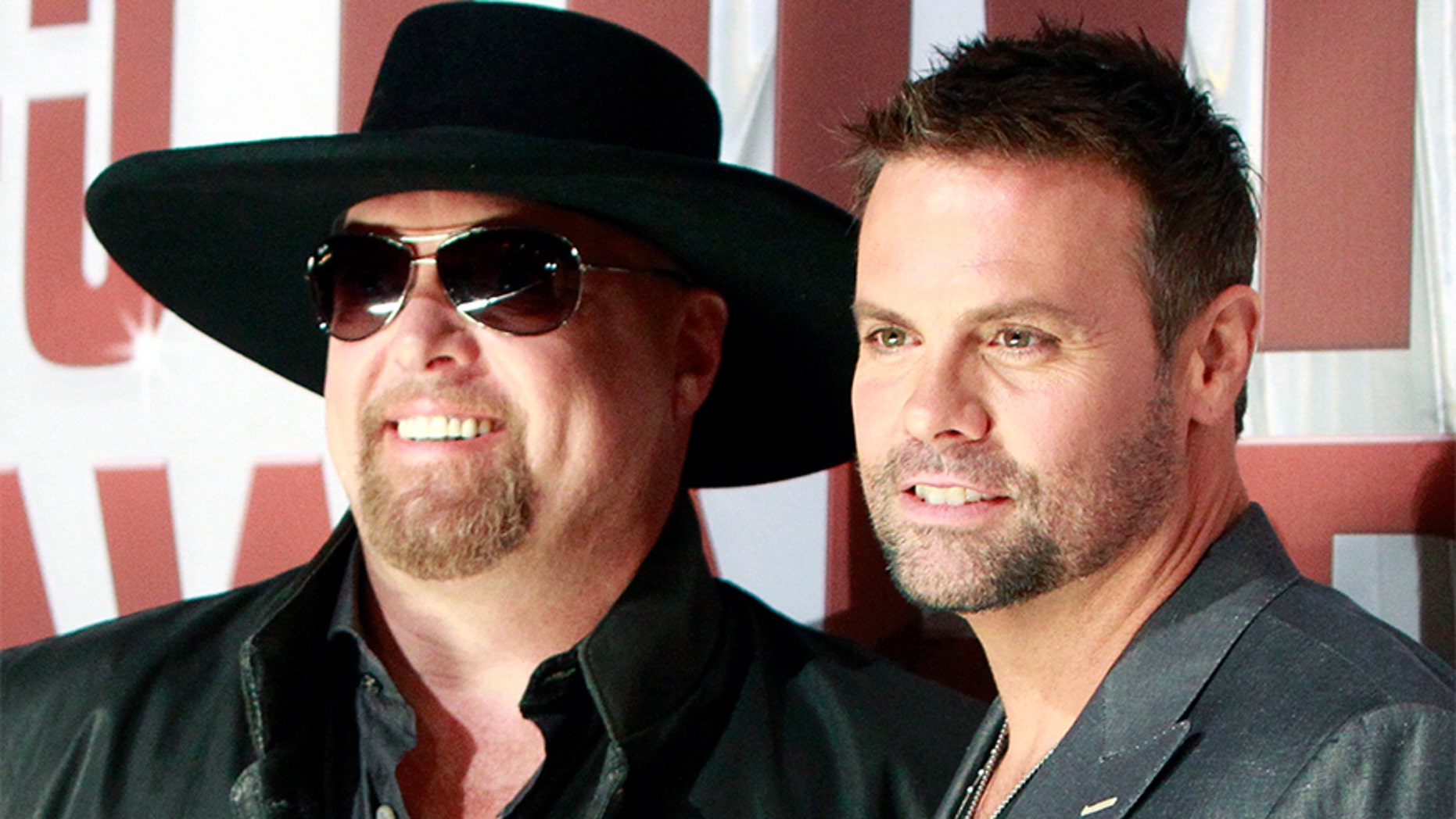 Country music duo Montgomery Gentry, Eddie Montgomery (L) and Troy Gentry, arrives at the 45th Country Music Association Awards in Nashville, Tennessee November 9, 2011. REUTERS/Harrison McClary (UNITED STATES - Tags: ENTERTAINMENT) - GF2E7BA022001