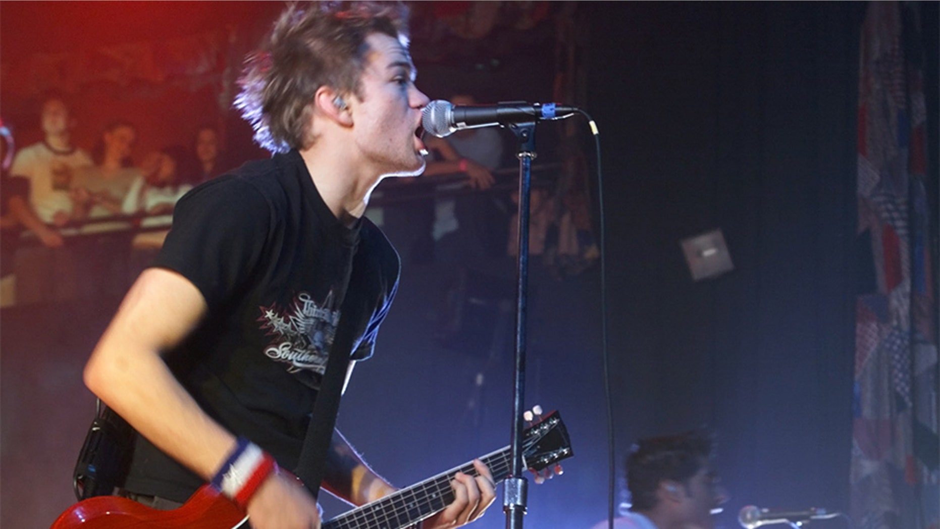 "Sum 41" singer/guitarist Deryck Whibley (L) and guitarist Dave Baksh
perform during a sold-out show at the House of Blues inside the
Mandalay Bay Resort & Casino in Las Vegas, January 18, 2002. The
Canadian pop-punk band is on tour to promote the platinum-selling album
"All Killer No Filler." REUTERS/Steve Marcus
SM/HK - RP3DRHYFNNAC