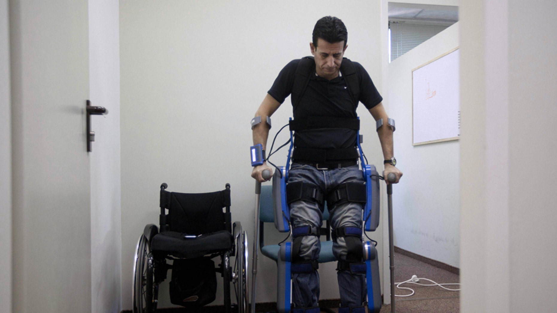 Группа инвалидности при ампутации. Инвалиды с нарушением опорно-двигательного аппарата. Ходунки для инвалидов с ампутированной ногой.