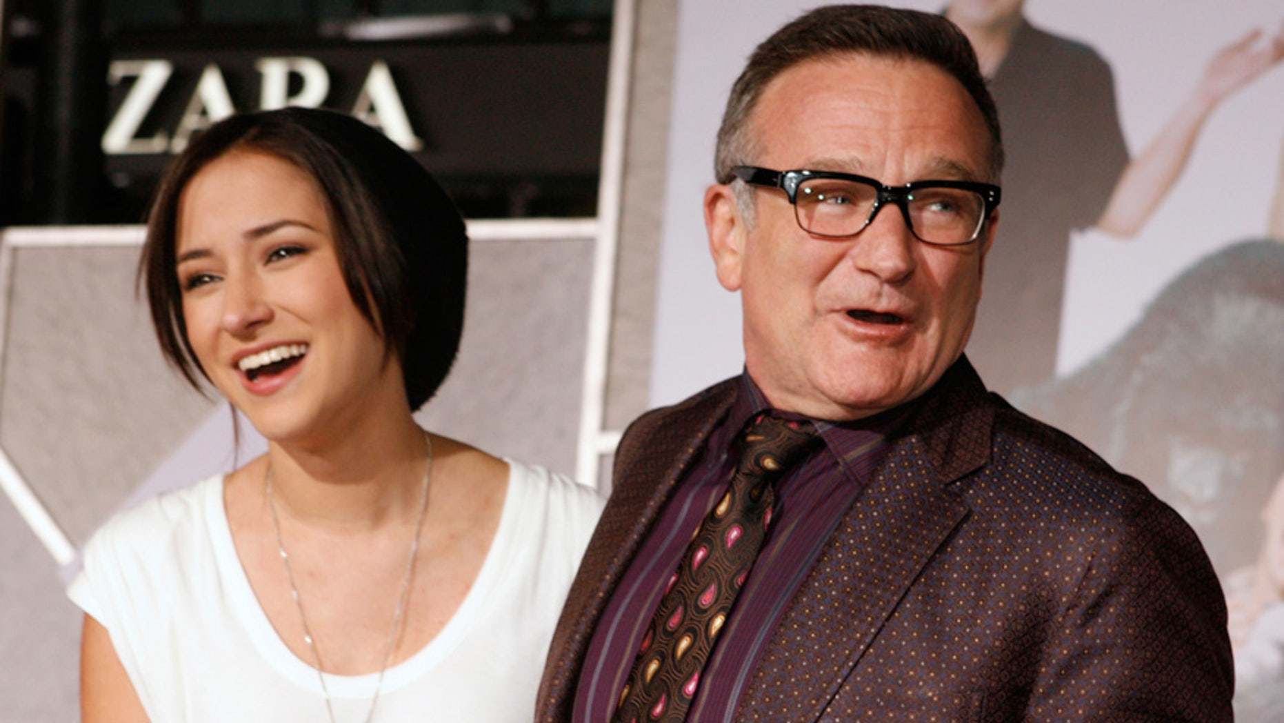 Actor Robin Williams (R) poses with his daughter Zelda Williams as they arrive in Hollywood, California November 9, 2009. REUTERS/Fred Prouser (UNITED STATES ENTERTAINMENT)
