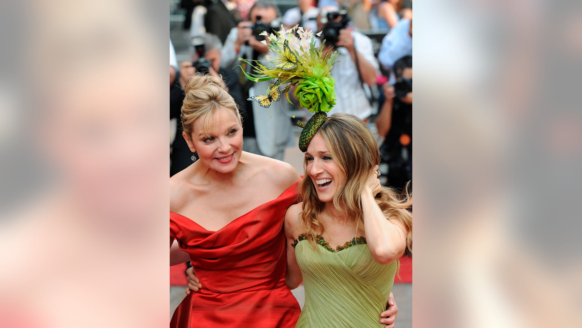 Actresses Kim Cattrall (L) and Sarah Jessica Parker arrive for the world premiere of ''Sex And The City: The Movie'' at Leicester Square in London May 12, 2008