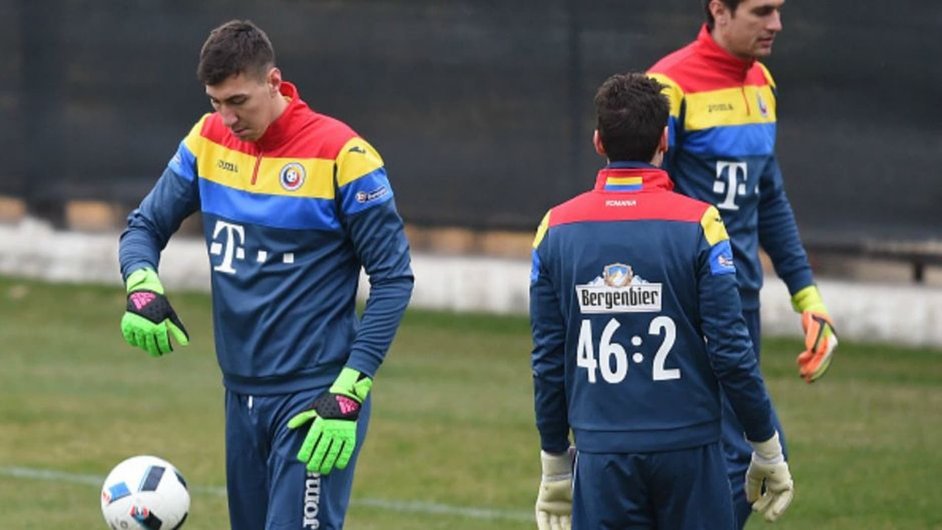 Romania's goalkeeper Costel Pantilimon (L) attends a training session on March 26, 2016, on the eve of the friendly football match Romania against Spain in Cluj Napoca city. / AFP / DANIEL MIHAILESCU (Photo credit should read DANIEL MIHAILESCU/AFP/Getty Images)