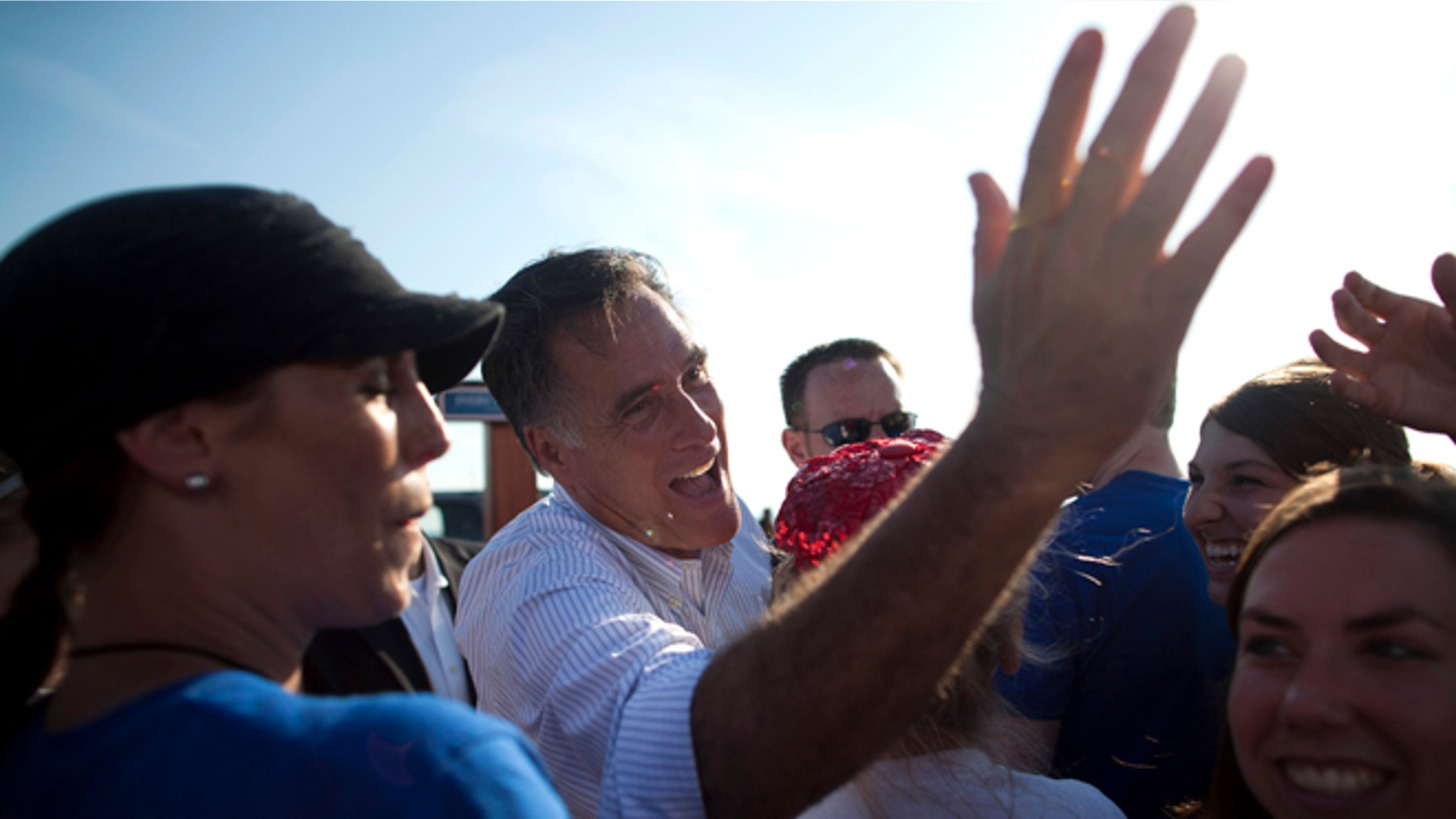 El virtual candidato presidencial republicano Mitt Romney saluda a partidarios durante un acto de campaña en el Holland State Park, el martes 19 de junio de 2012, en Holland, Michigan. (Foto AP/Evan Vucci)