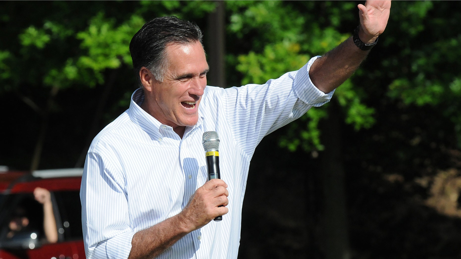 El aspirante presidencial republicano Mitt Romney saluda a simpatizantes durante un acto de campaña en Cornwall, Pensilvania, el sábado 16 de junio de 2012. En declaraciones a la cadena CBS, Romney declinó el domingo 17 responder si anularÃa la nueva polÃtica de inmigración del presidente Barack Obama. (Foto AP/Lebanon Daily News, Earl Brightbill)
