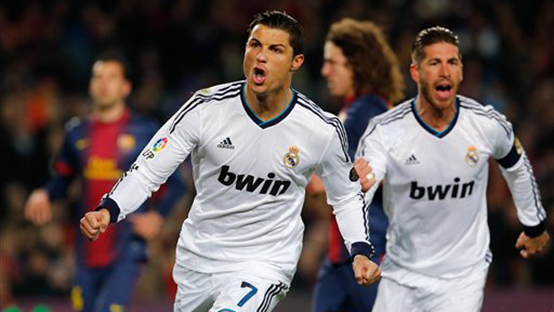 El jugador del Real Madrid, Cristiano Ronaldo, izquierda, festeja con su compañero Sergio Ramos, derecha, tras anotar un gol contra el Barcelona en la Copa del Rey el martes, 26 de febrero de 2013, en Barcelona. (AP Photo/Emilio Morenatti)