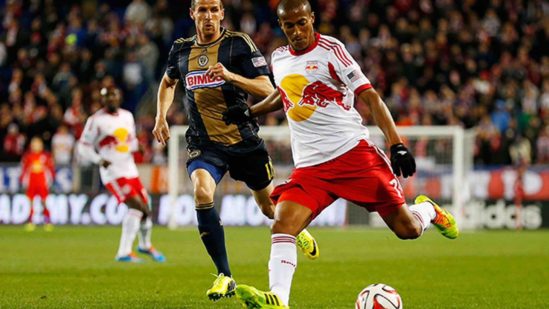 HARRISON, NJ - APRIL 16: Roy Miller #7 of New York Red Bulls carries the ball in front of Sebastien Le Toux #11 of Philadelphia Union at Red Bull Arena on April 16, 2014 in Harrison, New Jersey. Red Bulls defeated the Union 2-1. (Photo by Mike Stobe/Getty Images)