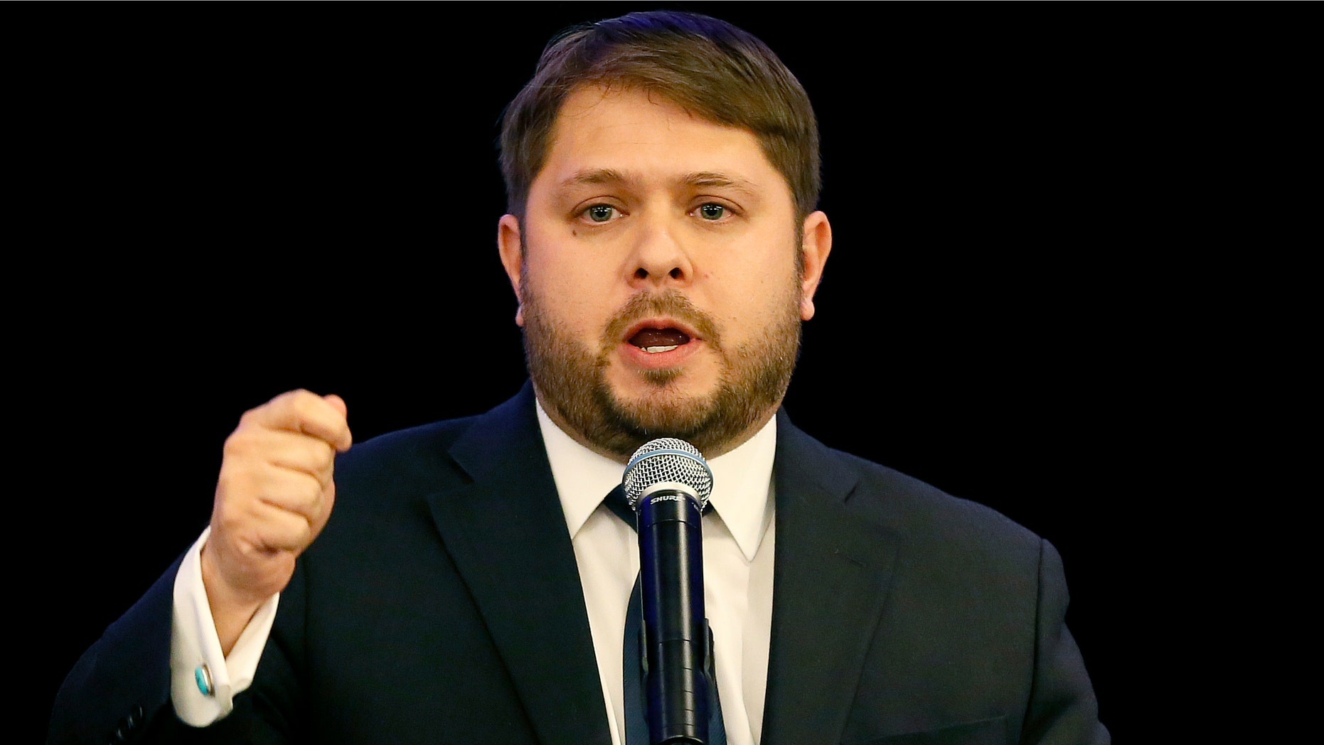 El candidato congresional demócrata Rubén Gallego pronuncia su discurso de victoria durante una fiesta de su partido en Phoenix, Arizona, el martes 4 de noviembre de 2014. Gallego representará el 7mo distrito congresional de Arizona. (Foto AP/Matt York)