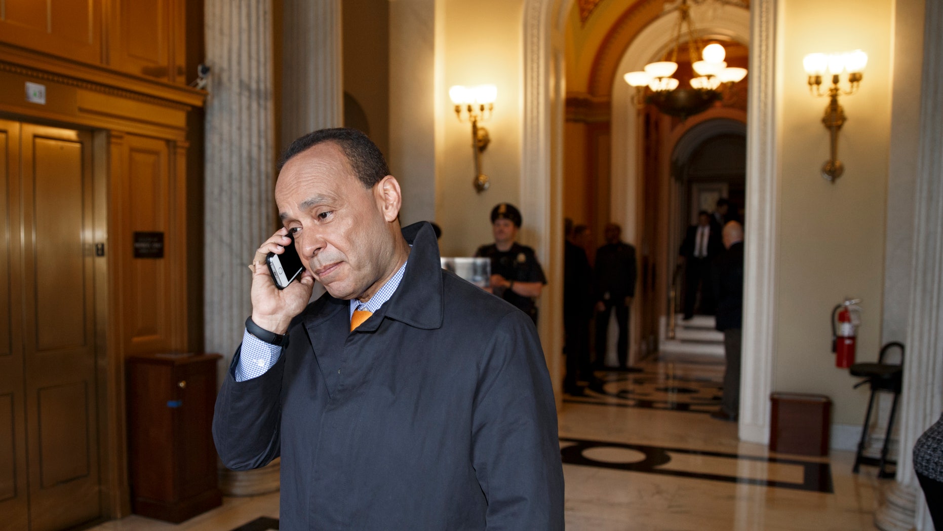 Representante Luis Gutierrez, demócrata por Illinois y promotor de negociaciones por una reforma inmigratoria, habla por su teléfono móvil en el Capitolio en Washington, 14 de noviembre de 2014. Gutiérrez dijo el miércoles 19 de noviembre de 2014 que celebrará por los millones de inmigrantes que se beneficiarán con las medidas del presidente Barack Obama, aunque admitió que otro grupo de varios millones quedará excluido. (AP Foto/J. Scott Applewhite)