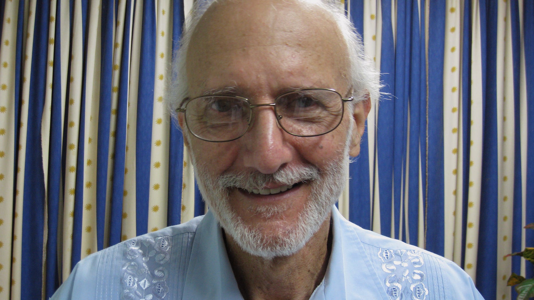 Fotografía proporcionada por James L. Berenthal en la que posa Alan Gross, estadounidense encarcelado en Cuba, durante una visita del rabino Elie Abadie y el abogado Berenthal al hospital militar Finlay en La Habana, el martes 27 de noviembre de 2012. El gobierno cubano negó que Gross tenga un tumor canceroso (Foto AP/James L. Berenthal)