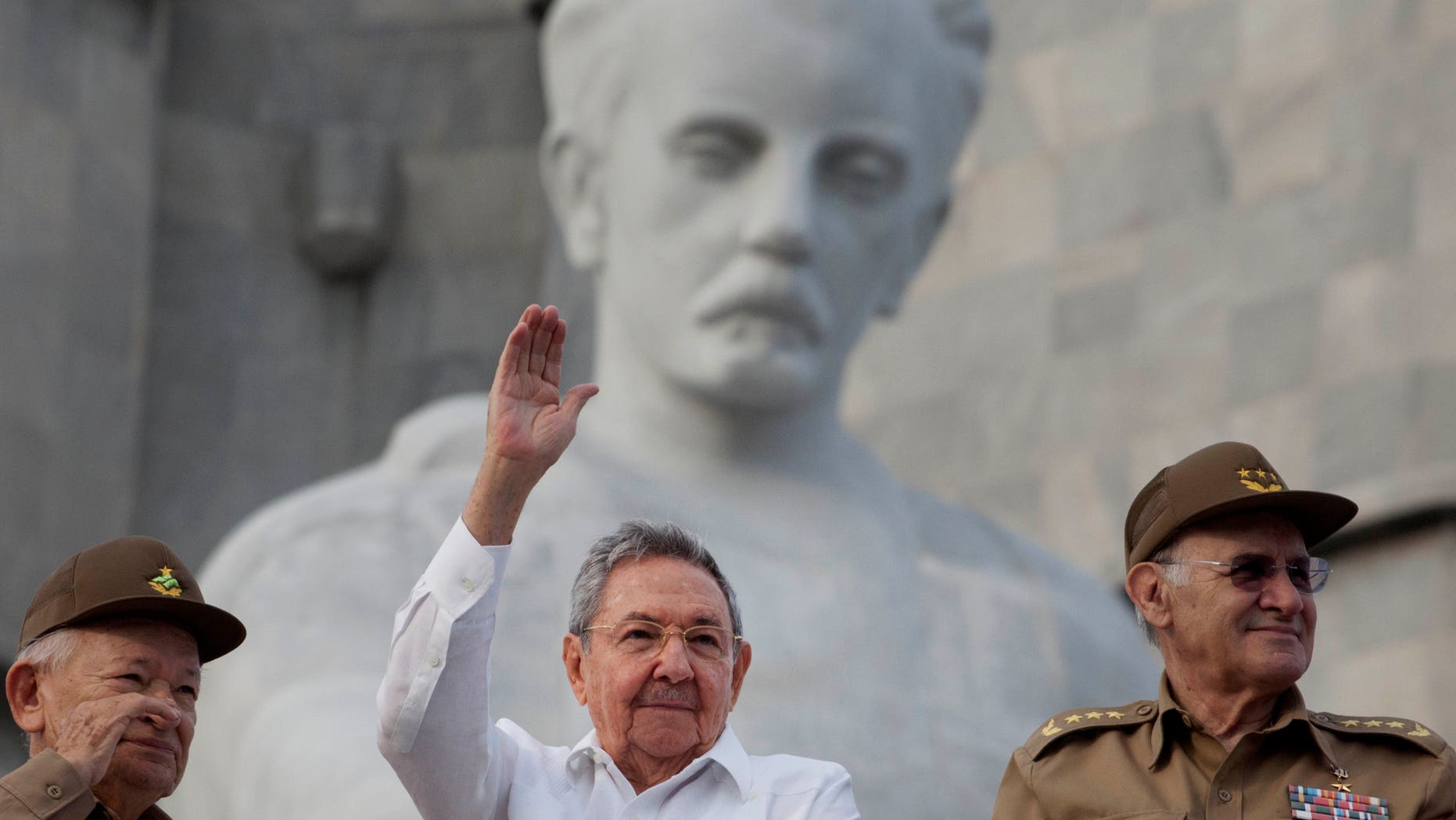 El presidente cubano Raúl Castro, al centro, saluda a las personas que participan en la marcha por el Día del Trabajo, en la Plaza de la Revolución, en La Habana, el 1 de mayo de 2013. Washington no tiene planes de quitar a Cuba de la lista de gobiernos que apoyan al terrorismo y que también incluye a Irán, Siria y Sudán, dijo el miércoles un portavoz del Departamento de Estado. (Foto AP/Ramon Espinosa)