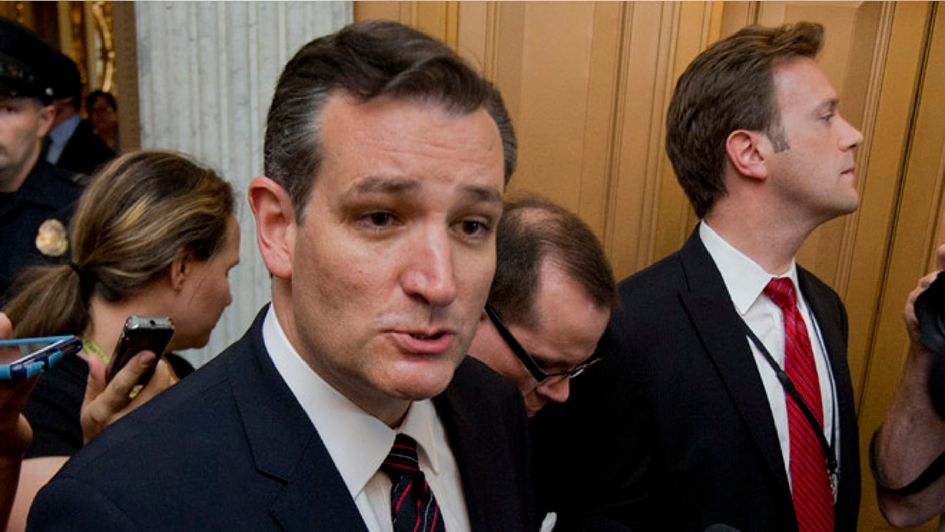 El senador republicano Ted Cruz, de Texas, conversa con la prensa al término de una sesión extraordinaria del domingo en el Senado en Washington, el domingo 26 de julio de 2015. Los senadores republicanos de más alto rango hicieron fila el domingo para censurar uno a uno a Cruz, quien censuró al lÃder de la mayorÃa, Mitch McConnell, en una extraordinaria muestra en vivo de discrepancias al interior del partido en el pleno de la Cámara Alta. (AP Foto/Manuel Balce Ceneta)