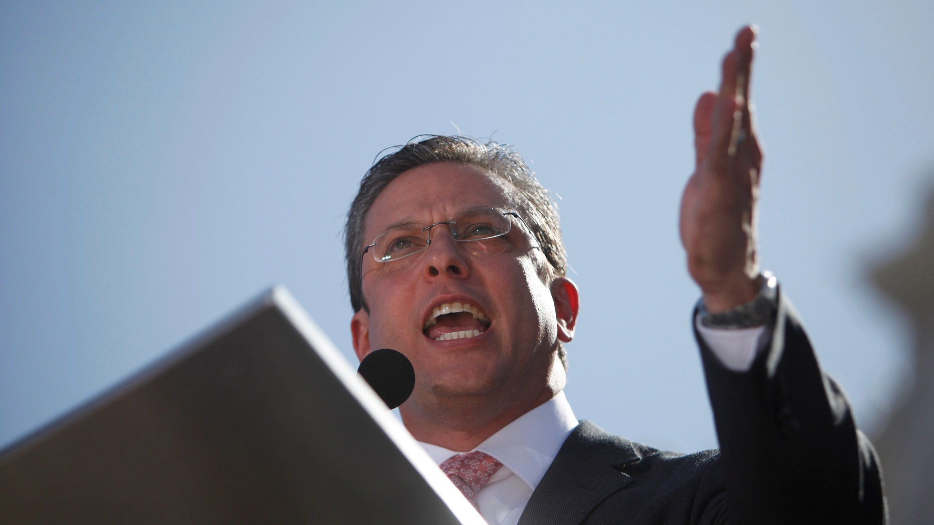 El nuevo gobernador de Puerto Rico, Alejandro García Padilla, pronuncia su discurso de toma de posesión durante una ceremonia al aire libre afuera del Capitolio en San Juan, Puerto Rico, el miércoles 2 de enero de 2013. (AP Foto/Ricardo Arduengo)