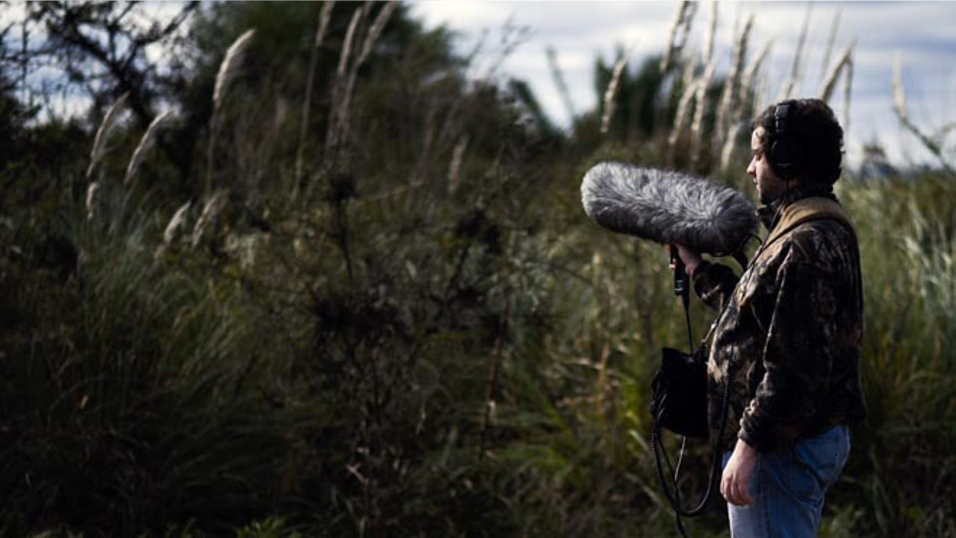 En esta imagen del 1 de junio de 2016, Juan Pablo Culasso en una reserva natural con su equipo de grabación a las afueras de Montevideo, Uruguay. Su cacerÃa de sonidos comenzó en 2003 cuando, influido por el amor que se le habÃa despertado por los pájaros y fiel a su espÃritu aventurero, acompañó a un ornitólogo en una salida de campo. (AP Foto/Matilde Campodonico)