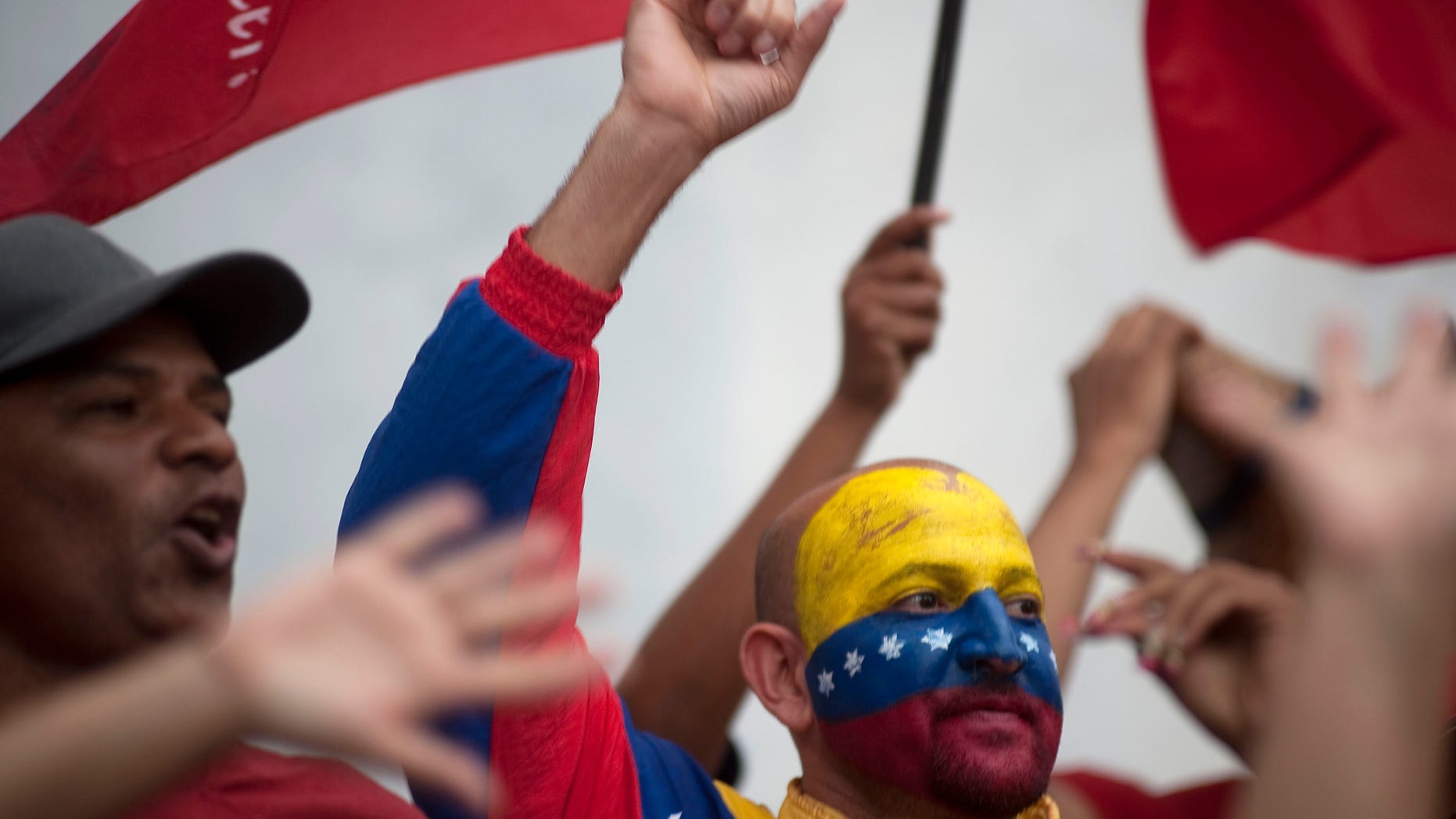 Partidarios de Hugo Chávez durante su cierre de campaña en Caracas el 4 de octubre del 2012. (AP Photo/Sharon Steinmann)