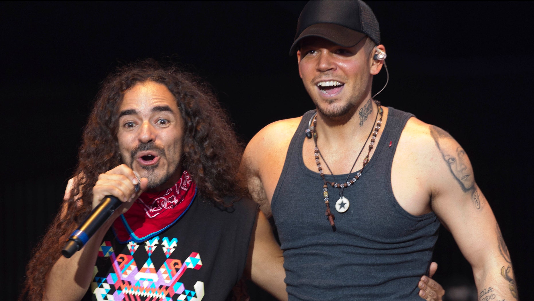 Rubén Albarrán, vocalista de Café Tacvba, izquierda, y René Pérez, de la banda boricua Calle 13, participan en el festival de música Wirikuta Fest en el Foro Sol de la Ciudad de México, el sábado 26 de mayo de 2012. (Foto AP/Eduardo Verdugo)