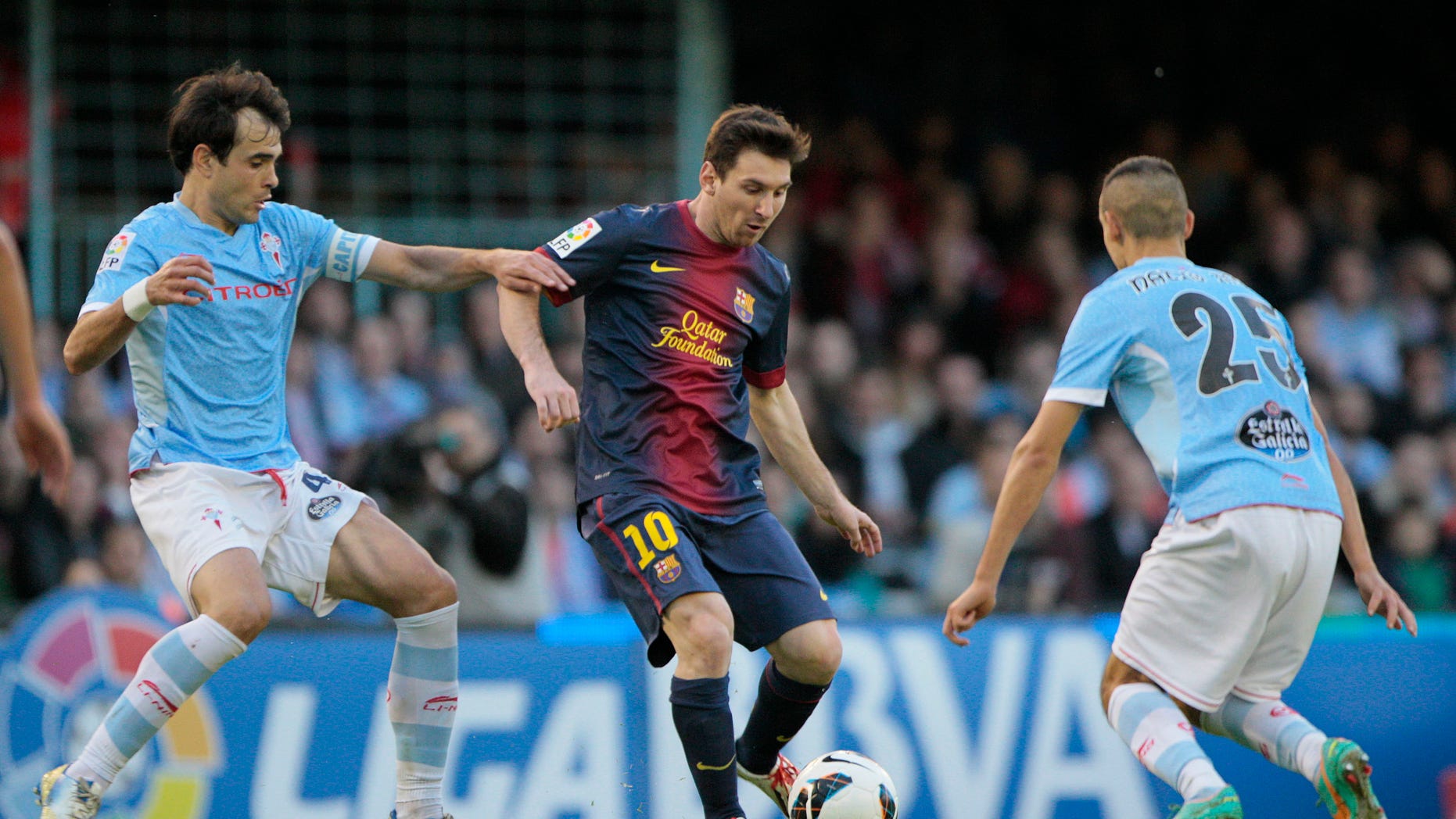 Estamba futbolera de Lionel Messi, quien enfrenta a los jugadores de Celta Borja Oubina (izq) y Natxo Insa el 30 de marzo del 2013 en Vigo, España. Messi, quien lleva anotados 56 goles esta temporada, procurará seguir su marcha arrolladora ante París Saint Germain en los cuartos de final de la Liga de Campeones. (AP Photo/Lalo R. Villar)