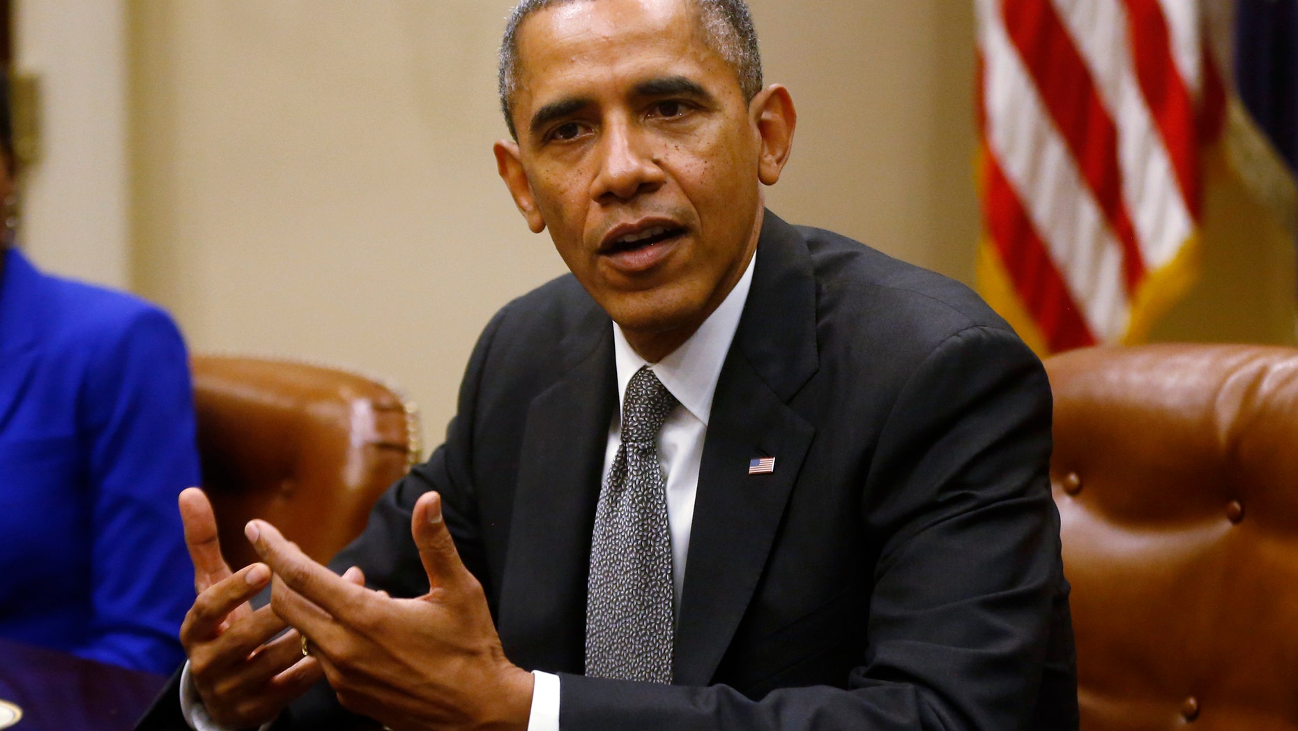 El presidente estadounidense Barack Obama se reúne con propietarios de pequeñas empresas para conversar sobre el cierre parcial de operaciones del gobierno y el límite de endeudamiento del país, el viernes 11 de octubre de 2013, en la Casa Blanca en Washington. Los demócratas y republicanos en desacuerdo sobre el cierre parcial del gobierno pueden lograr mucho unidos una vez que la paralización termine y el límite de endeudamiento sea incrementado, dijo Obama en su mensaje semanal por radio e internet. (Foto AP/Charles Dharapak)