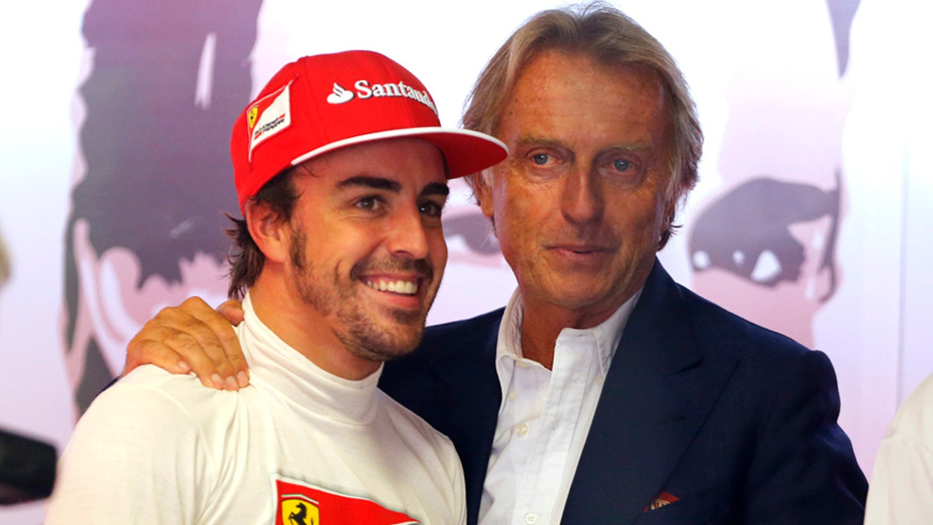 En esta foto del 6 de septiembre de 2014, el presidente de Ferrari, Luca di Montezemolo, posa con el piloto español Fernando Alonso en los boxes de Ferrati en la pista de Monza, Italia. El presidente de Ferrari, Luca Di Montezemolo, renunciará el mes próximo en medio de una temporada decepcionante del equipo de Fórmula Uno, el emblema de la compañía, y antes de que la empresa matriz Fiat-Chrysler empiece a cotizar en Bolsa, informó la empresa el miércoles 10 de septiembre de 2014. (AP Foto/Alessandro Trovati)