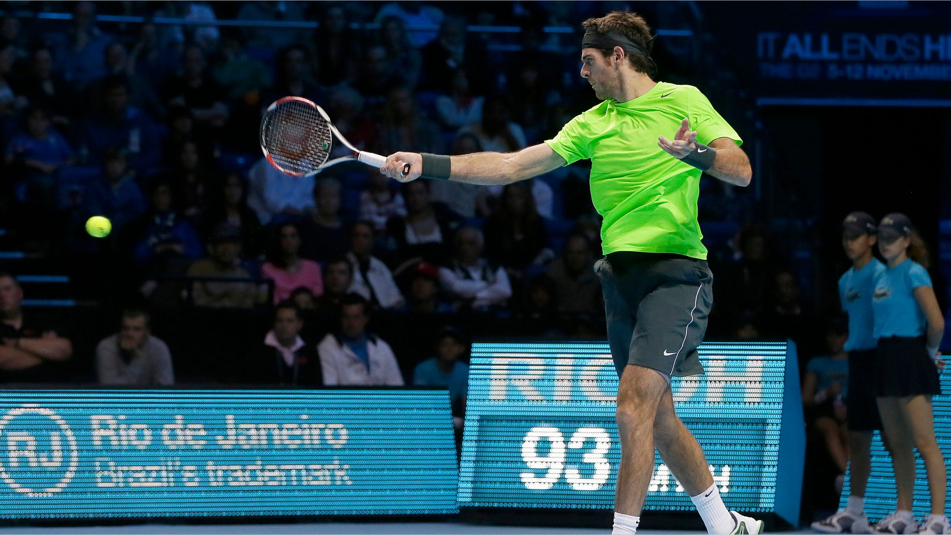 El argentino Juan Martín del Potro durante el encuentro con Novak Djokovic en semifinales de la Copa Masters en Londres el 11 de noviembre del 2012 (AP Foto/Alastair Grant)