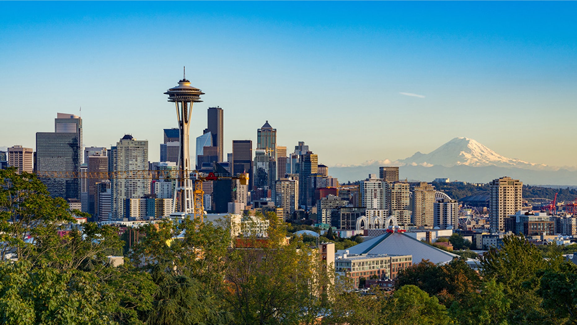 The city of Seattle with Mount Rainier behind the cityscape.