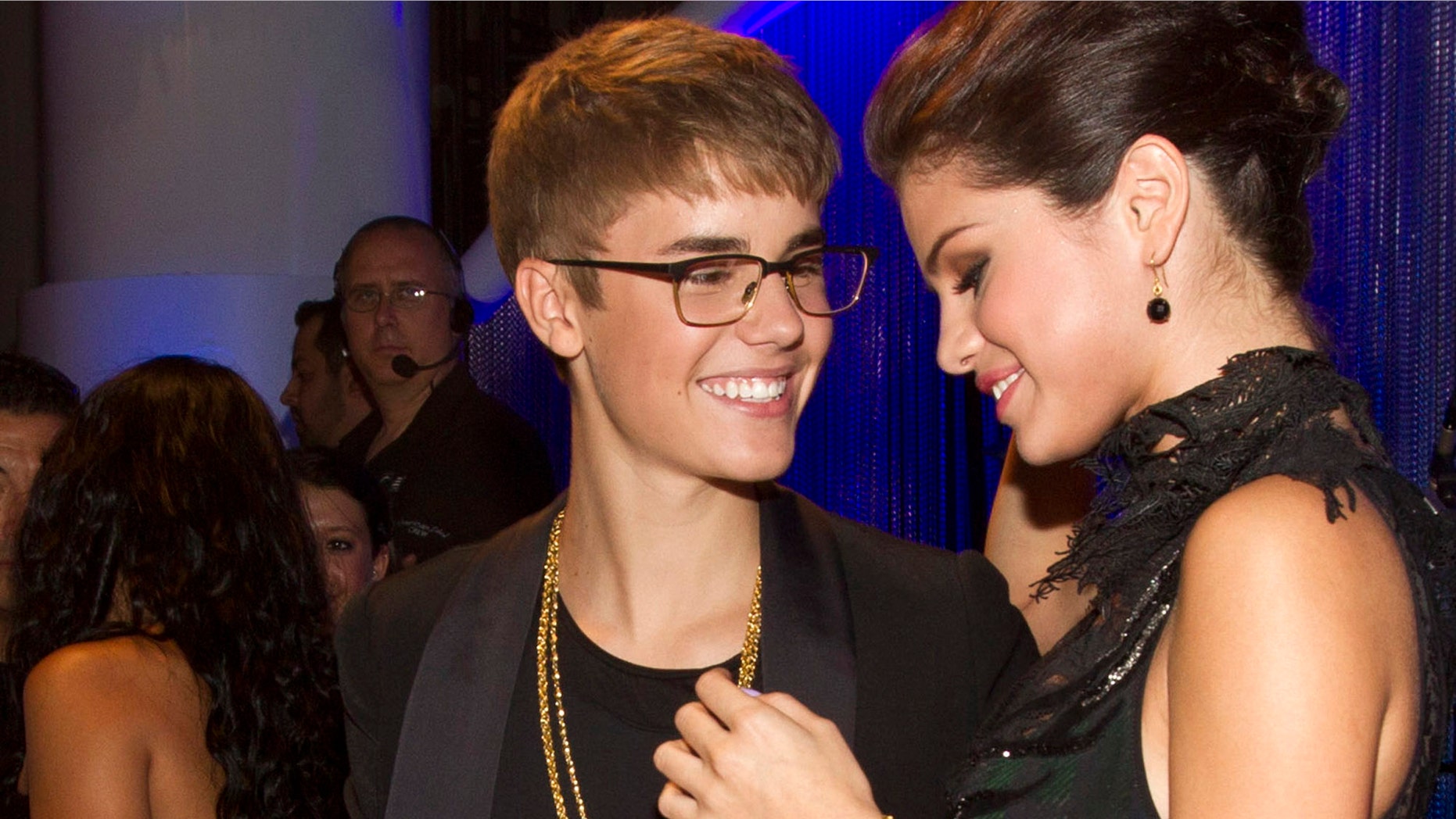 LOS ANGELES, CA - AUGUST 28: Singer Justin Bieber (L) and singer/actress Selena Gomez arrive at the 2011 MTV Video Music Awards at Nokia Theatre L.A. LIVE on August 28, 2011 in Los Angeles, California. (Photo by Christopher Polk/Getty Images)