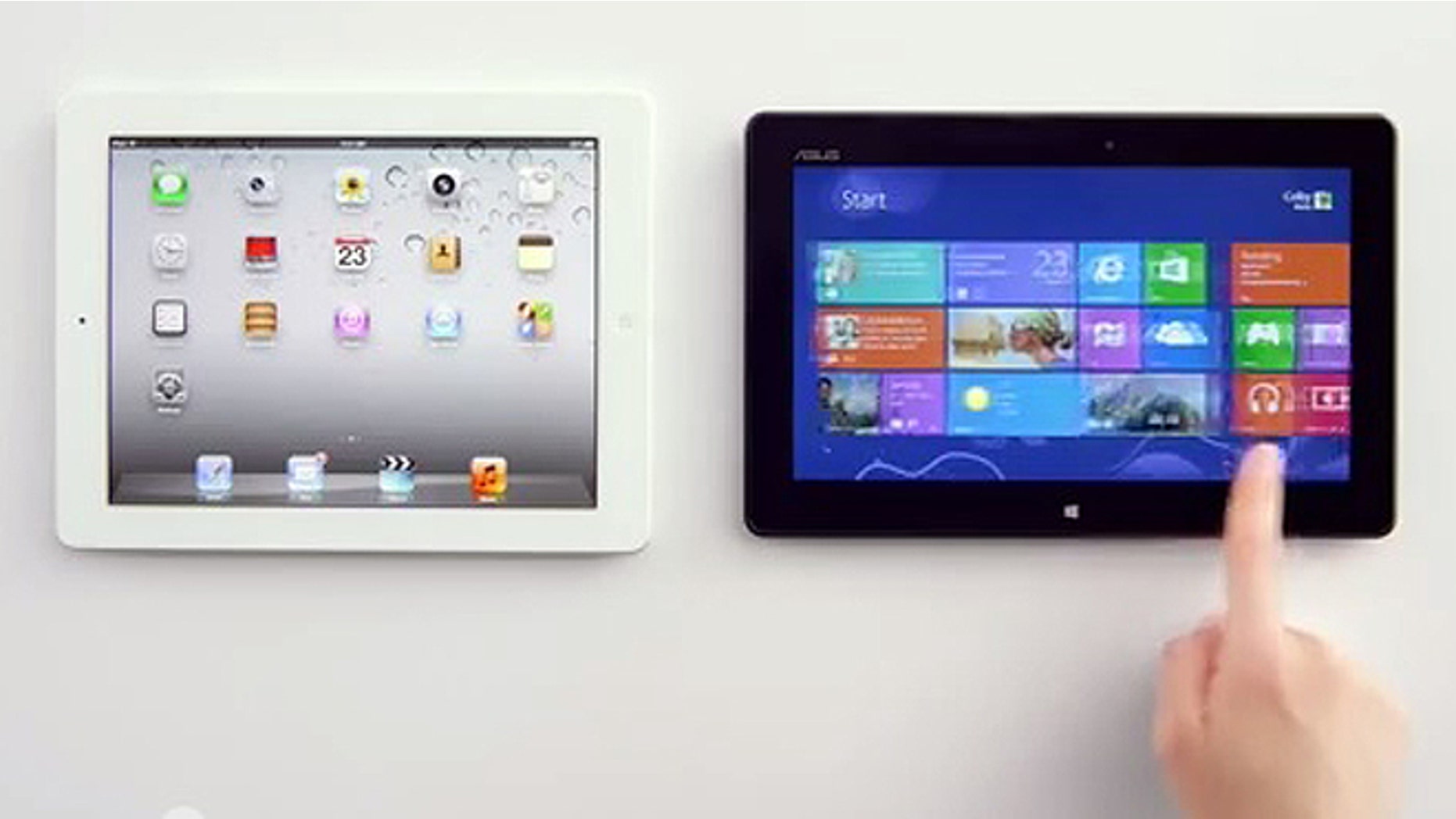 A new ad for Microsoft Windows 8 pits tablet against tablet, and enlists Apple's Siri to support Microsoft's cause.