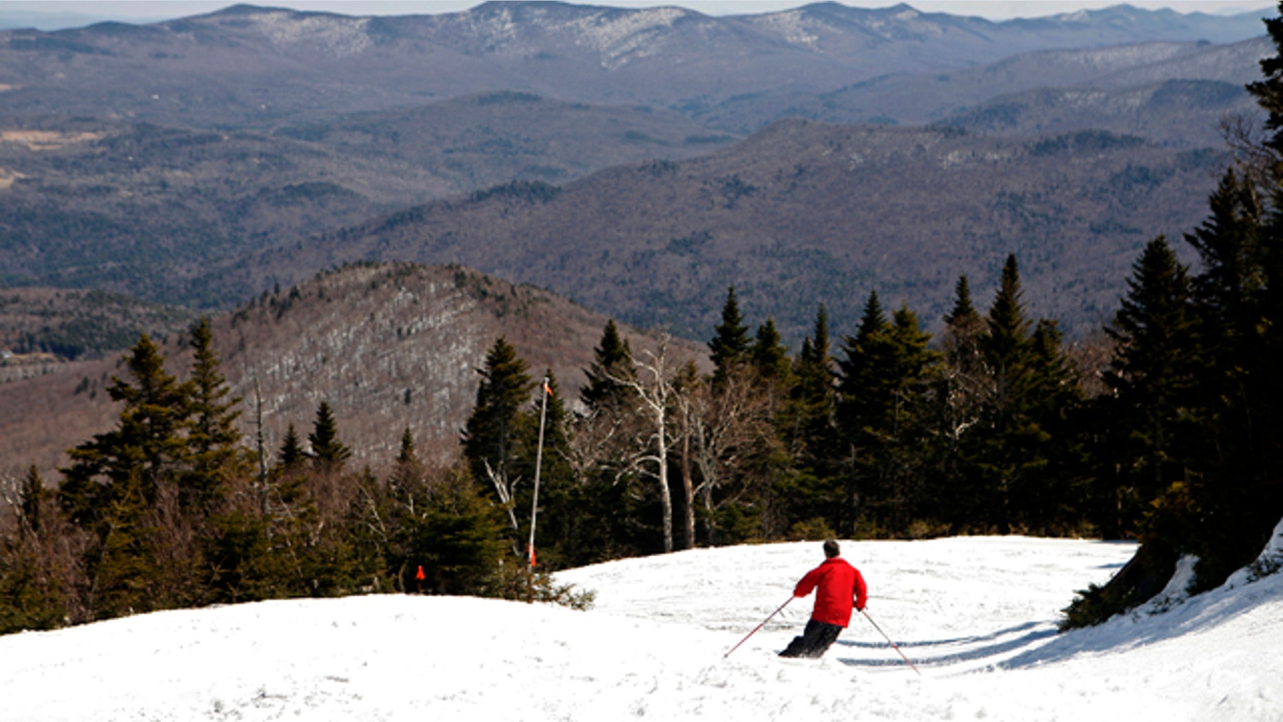 A man skis down a trail leading from the summit of the 3,975-foot Lincoln Peak, part of the Sugarbush ski area in the Green Mountain National Forest near Warren, Vermont April 19, 2009. Skiers were benefiting from the nearly 300 inches of snowfall in the high alpine region of New England this winter, making for excellent spring skiing conditions. REUTERS/Mike Segar (UNITED STATES SPORT ENVIRONMENT)