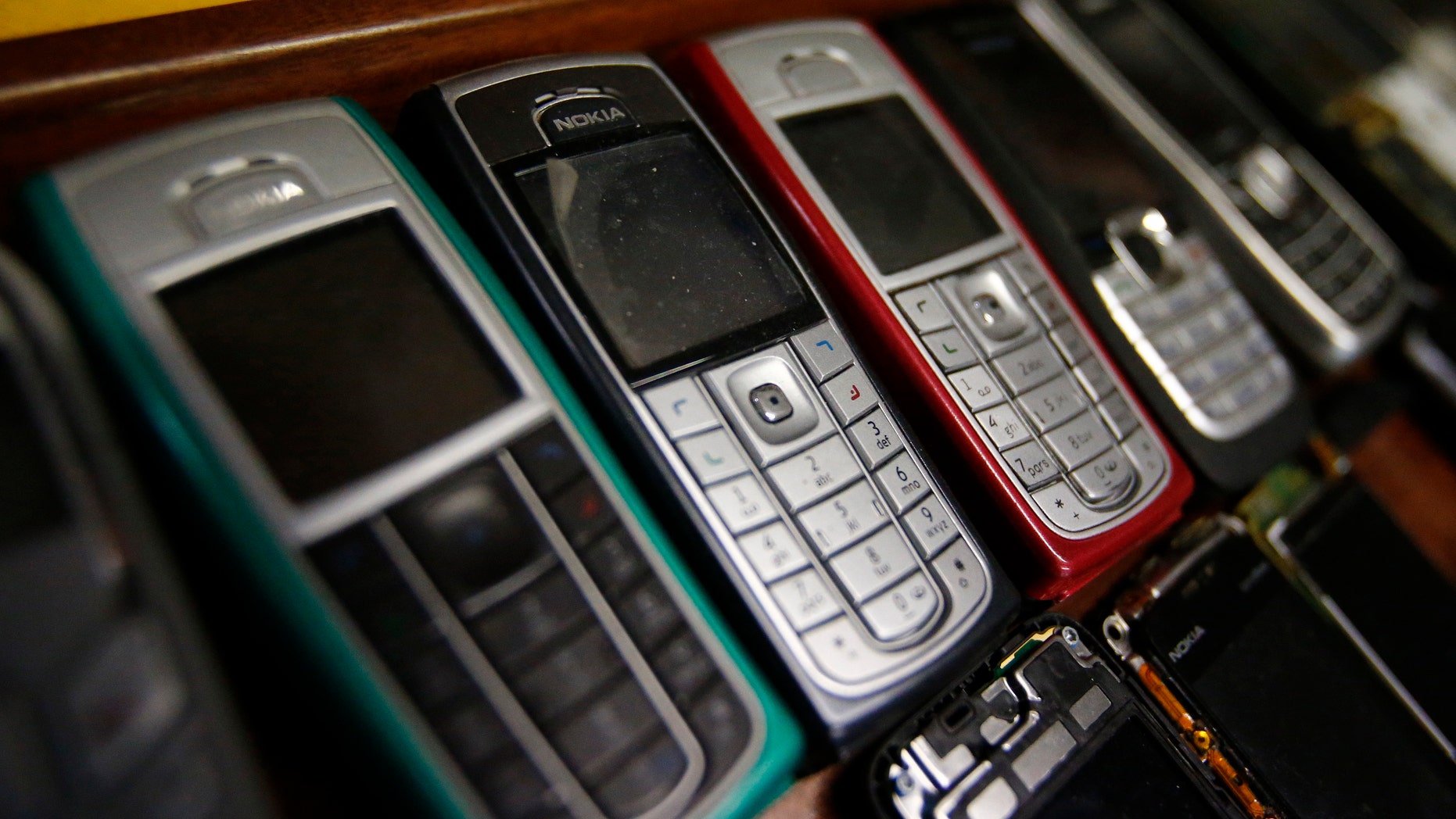 Nokia mobile phones are pictured inside a mobile phone repair service store in the western Austrian city of Innsbruck October 16, 2012. Nokia reported another quarterly loss and dwindling cash reserves October 18, 2012, but results were better than expected ahead of next month's launch of new smartphones it hopes can win back market share from Apple and Samsung. Picture taken October 16. REUTERS/ Dominic Ebenbichler (AUSTRIA - Tags: BUSINESS TELECOMS) - RTR399ZI