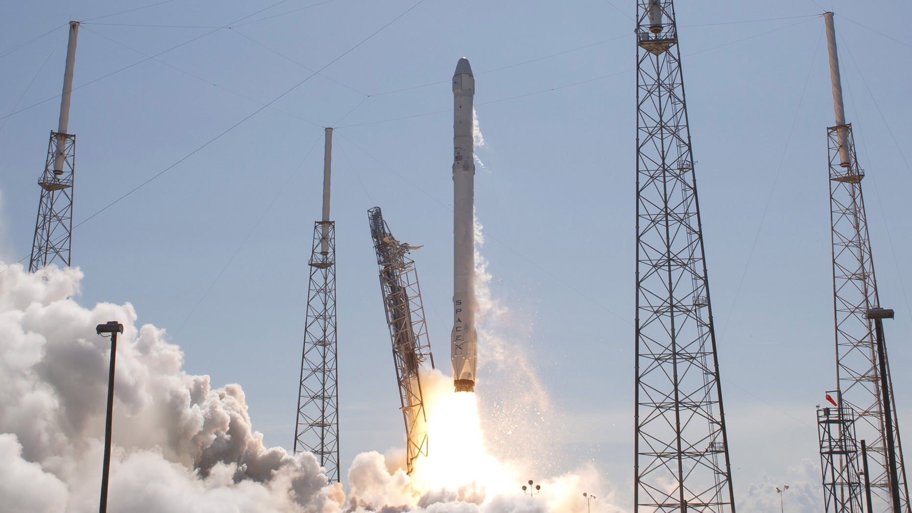 The unmanned SpaceX Falcon 9 rocket with Dragon lifts off from launch pad 40 at the Cape Canaveral Air Force Station in Cape Canaveral, Florida April 14, 2015.