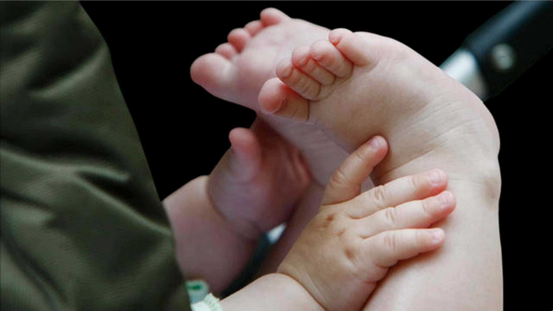 Ein Baby fasst sich am Dienstag , 1. Juli 2008, in Bremen im Kinderwagen liegend an die Fuesse.(AP Photo/Joerg Sarbach)
---A baby touches his feet in Bremen, Germany, on Tuesday, July 1, 2008.(AP Photo/Joerg Sarbach)