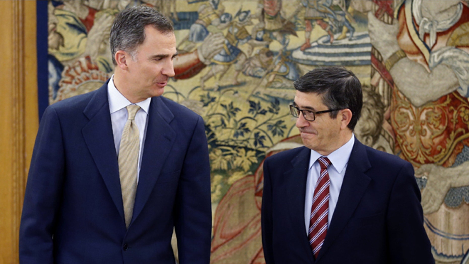 In this April 26, 2016 pool photo, Spain's King Felipe VI speaks with parliament speaker Patxi López, right, during their meeting at Zarzuela Palace in Madrid. Spain's King has signed a decree dissolving parliament and calling elections for June 26 after deputies elected in an inconclusive December election failed to agree on a new prime minister. (AP Photo/ Angel Diaz, Pool)