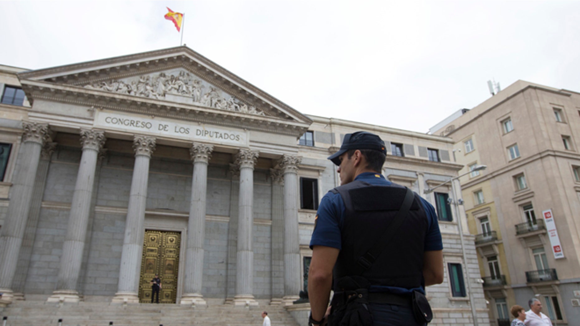 A police officer stands guard in front of the Spanish Parliament in Madrid, Spain, Tuesday, Aug. 30, 2016. Spain's acting Premier Mariano Rajoy is to start a two-day parliamentary debate later Tuesday ahead of a vote on his bid to form a minority government and end an eight-month political impasse, but the signs are he won't be successful. If he fails, he has another chance Friday when he only needs more votes in favor than against, but nothing indicates he can win that either. (AP Photo/Paul White)