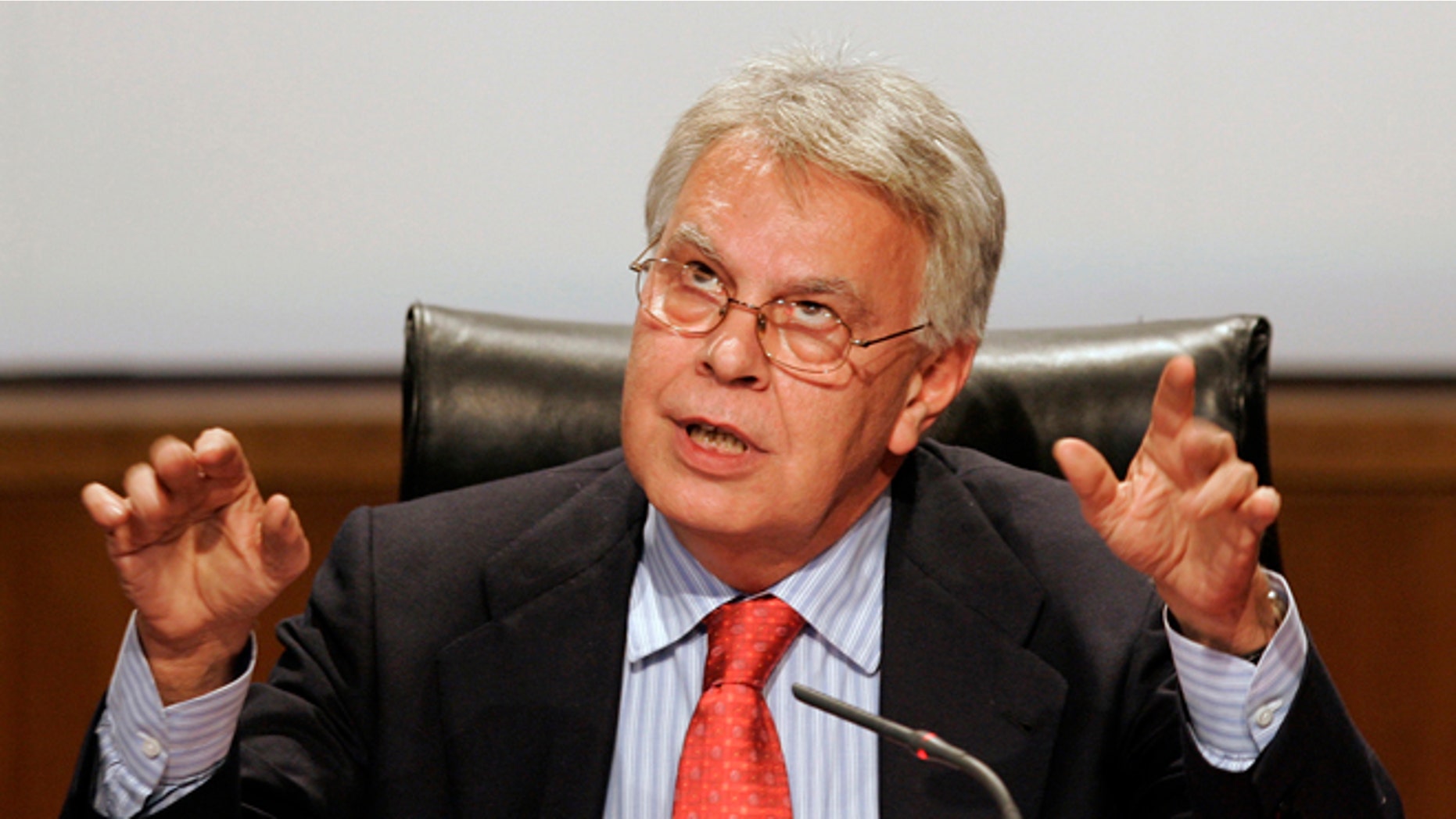 FILE - In this Jan. 12, 2007 file photo, Spain's former Prime Minister Felipe Gonzalez gestures during a speech in Madrid, Spain. Gonzalez said Saturday, May 16, 2015 he plans to travel to Venezuela to help defend two jailed opposition leaders, despite the disapproval of the government of President Nicolas Maduro. (AP Photo/Daniel Ochoa de Olza, File)