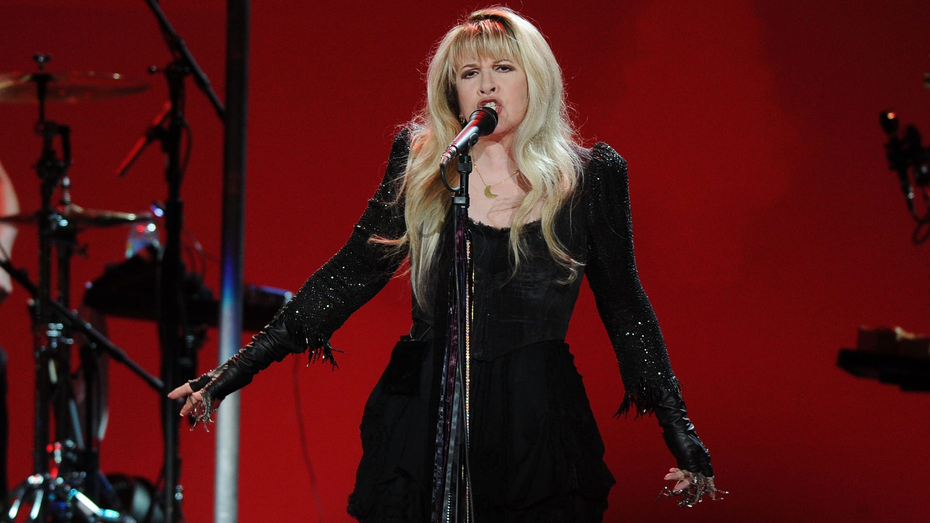Fleetwood Mac singer Stevie Nicks is apologizing for her comment on strangling “Idol” judge Nicki Minaj.