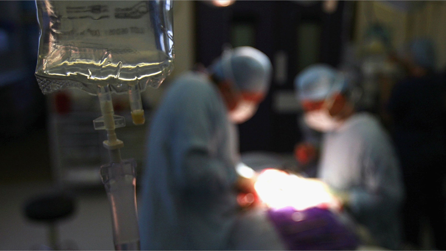 BIRMINGHAM, UNITED KINGDOM - JUNE 14: Surgeons at The Queen Elizabeth Hospital Birmingham conduct an operation on June 14, 2006, Birmingham, England. Senior managers of the NHS have said that the organisation needs to become more open in the future. (Photo by Christopher Furlong/Getty Images)