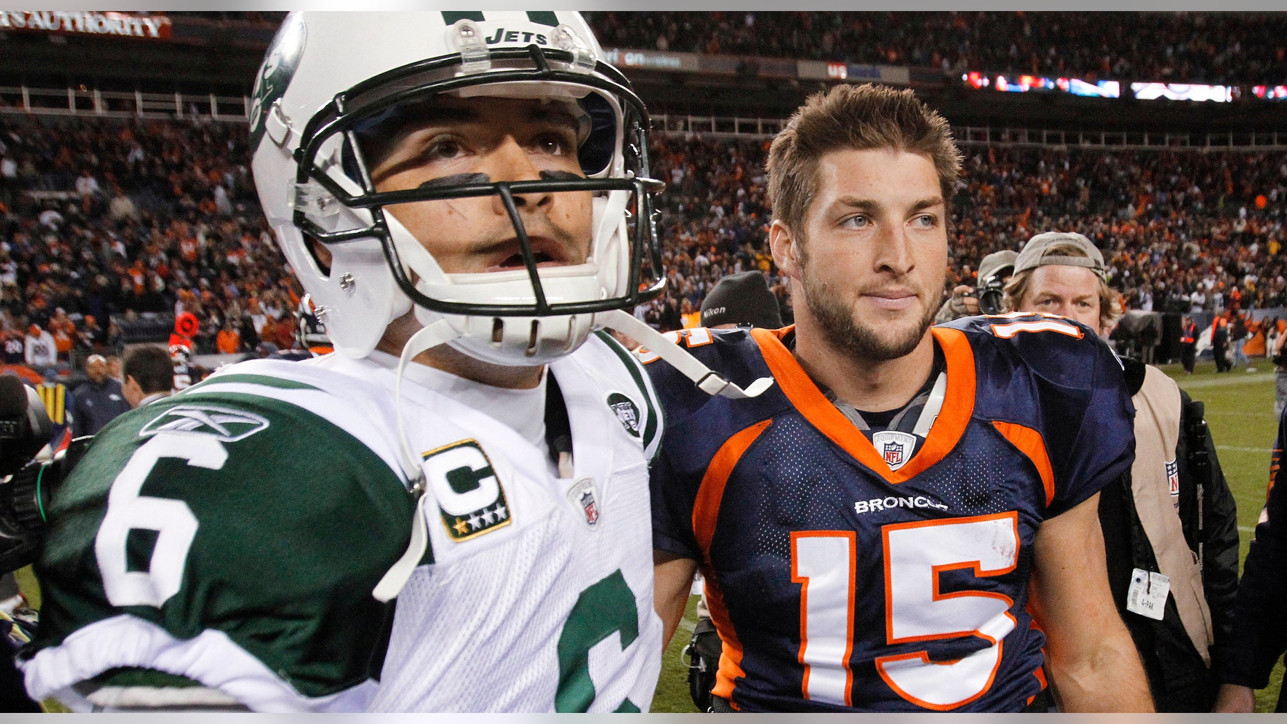 Foto de archivo del 17 de noviembre de 2011 del quarterback de los Jets de Nueva York, Mark Sánchez, izquierda, y el quarterback de los Broncos de Denver, Tim Tebow. Tebow fue canjeado a los Jets el miércoles, 21 de marzo de 2012. (AP Photo/Barry Gutierrez, File)