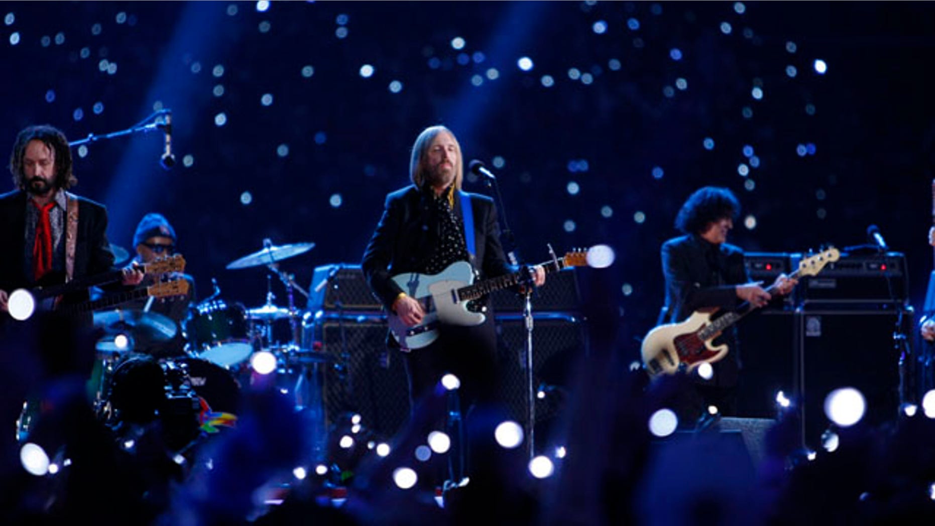 Tom Petty (C) and guitarist Mike Campbell (L) play with the band 'Tom Petty and the Heartbreakers' at halftime of the NFL's Super Bowl XLII football game between the New England Patriots and the New York Giants in Glendale, Arizona February 3, 2008. REUTERS/Mike Blake (UNITED STATES)