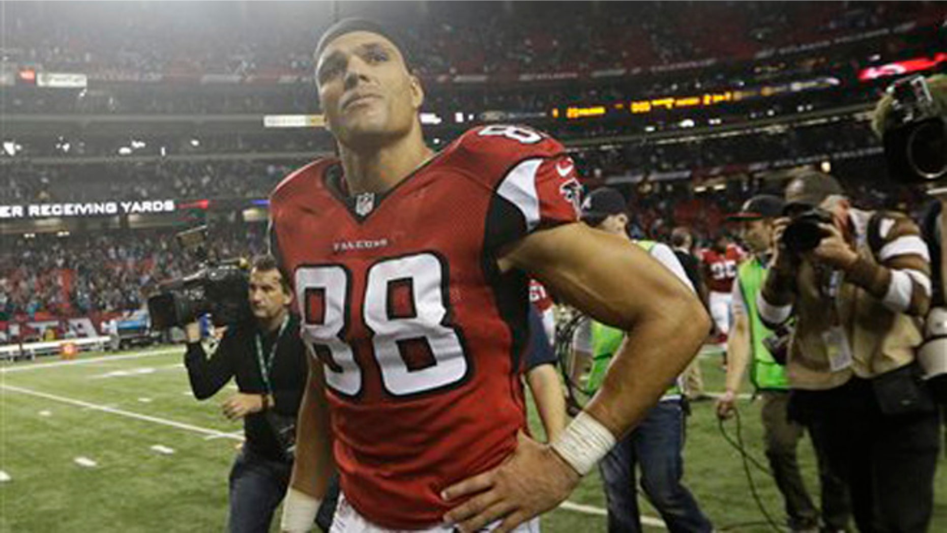 Atlanta Falcons tight end Tony Gonzalez walks off the field after the second half of an NFL football game against the Carolina Panthers, Sunday, Dec. 29, 2013, in Atlanta. (AP Photo/John Bazemore)