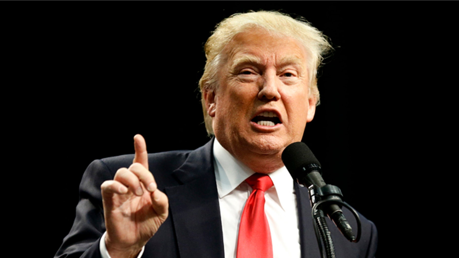 El virtual candidato republicano Donald Trump habla durante un mÃtin el viernes 27 de mayo de 2016 en San Diego. Un juez federal ordenó el viernes dar a conocer los documentos internos de la Universidad Trump en una demanda colectiva contra la ahora difunta escuela de bienes raÃces que era propiedad de Trump. (Foto AP/Chris Carlson)