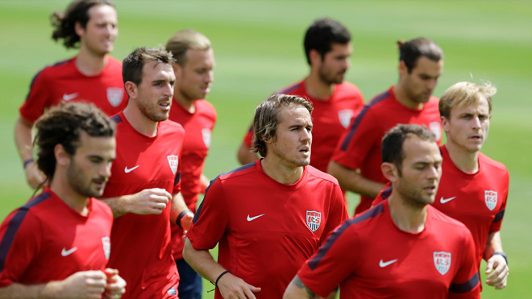 United States player Mix Diskerud, from Norway, center, trains with his teammates in Sao Paulo, Brazil, Tuesday, Jan. 14, 2014. The US national soccer team is on a training program to prepare for the World Cup tournament that starts in June. (AP Photo/Nelson Antoine)